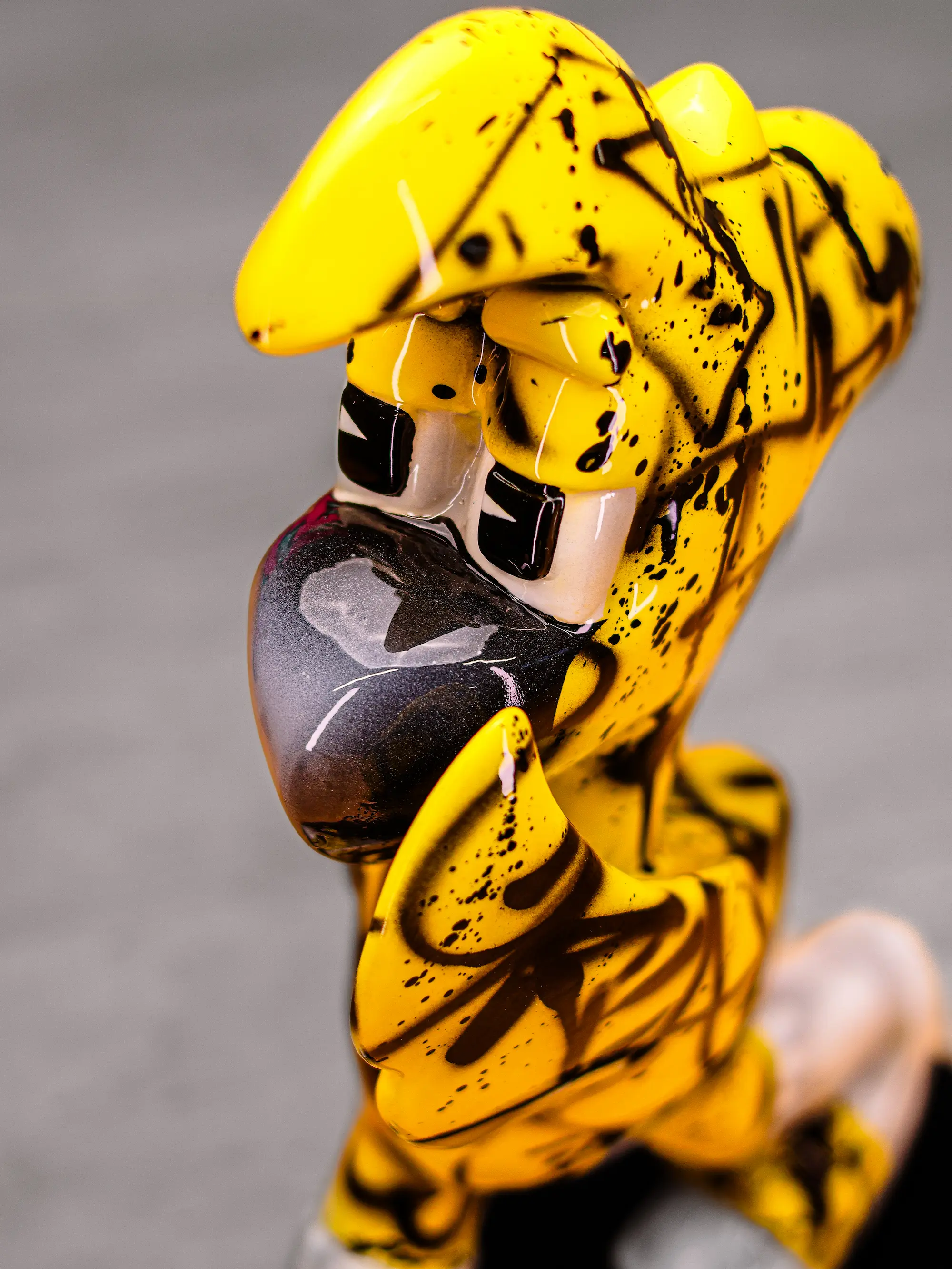 Sculpture Roger le Flamant Rose n°6, Dalton : détail de la tête jaune éclaboussée de noir