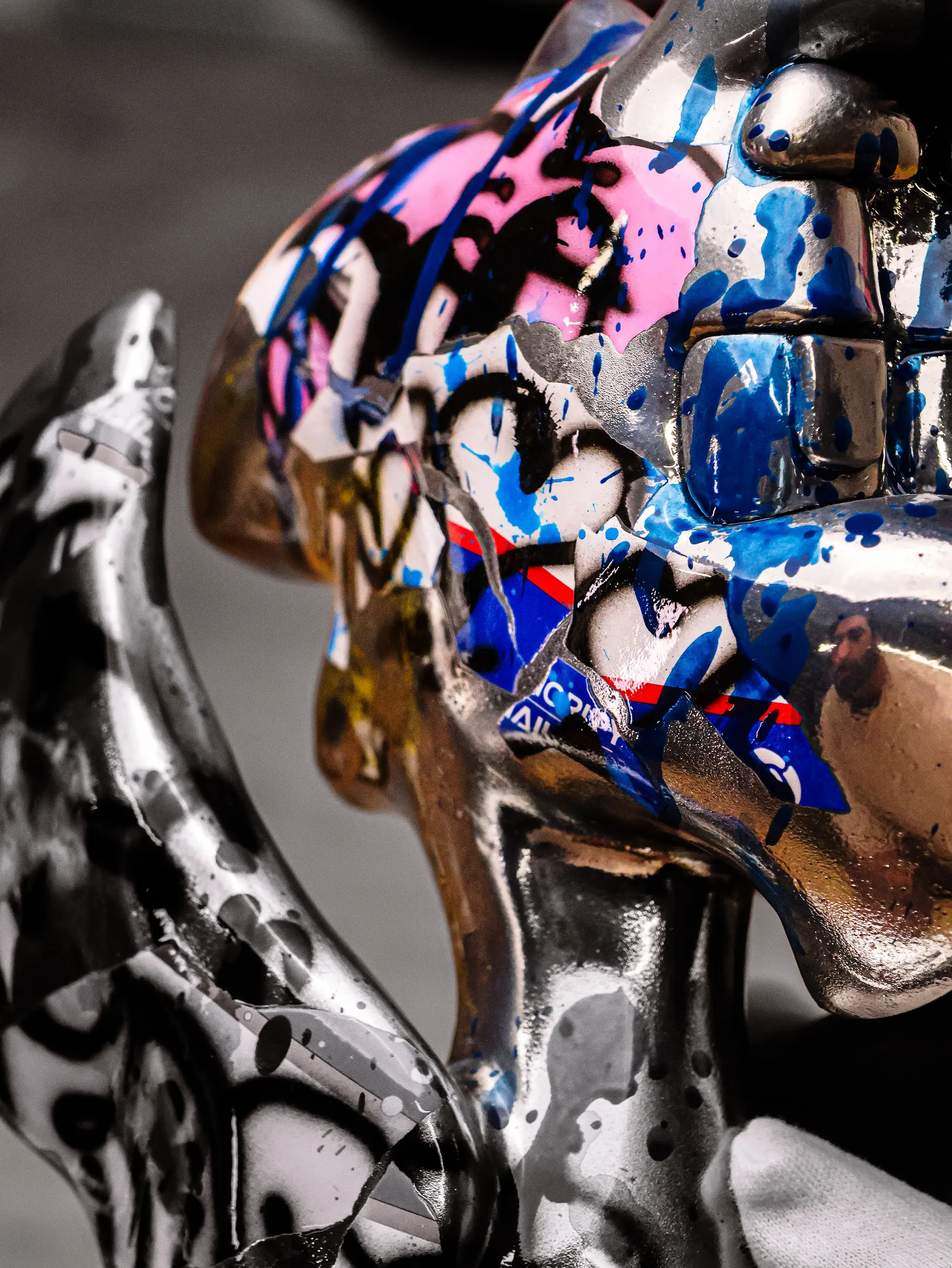 Sculpture Roger le Flamant Rose n°5, Chrome custom : détail de la surface chromée couverte de graffitis roses et bleus
