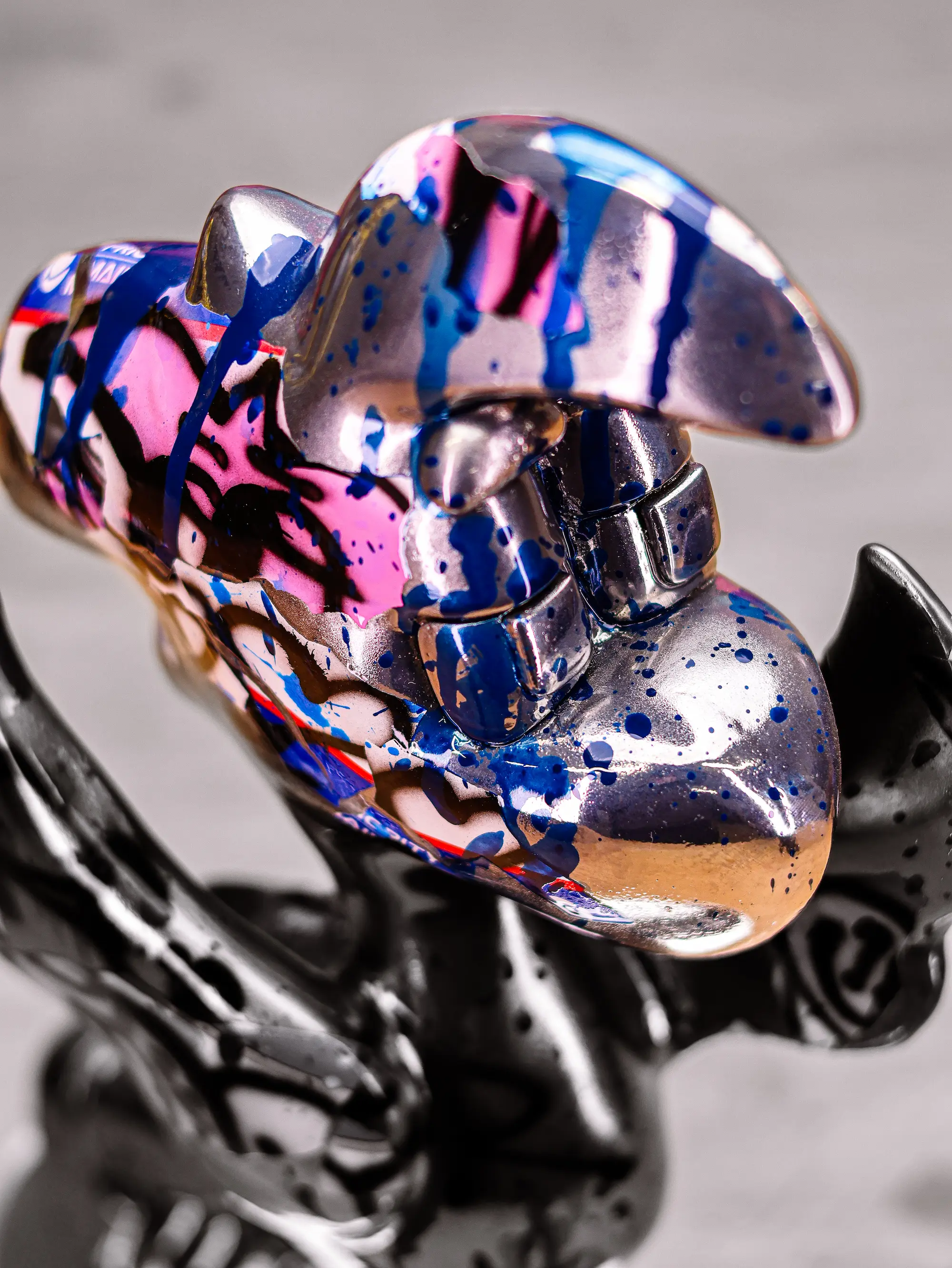 Sculpture Roger le Flamant Rose n°5, Chrome custom : détail de la tête et du bec