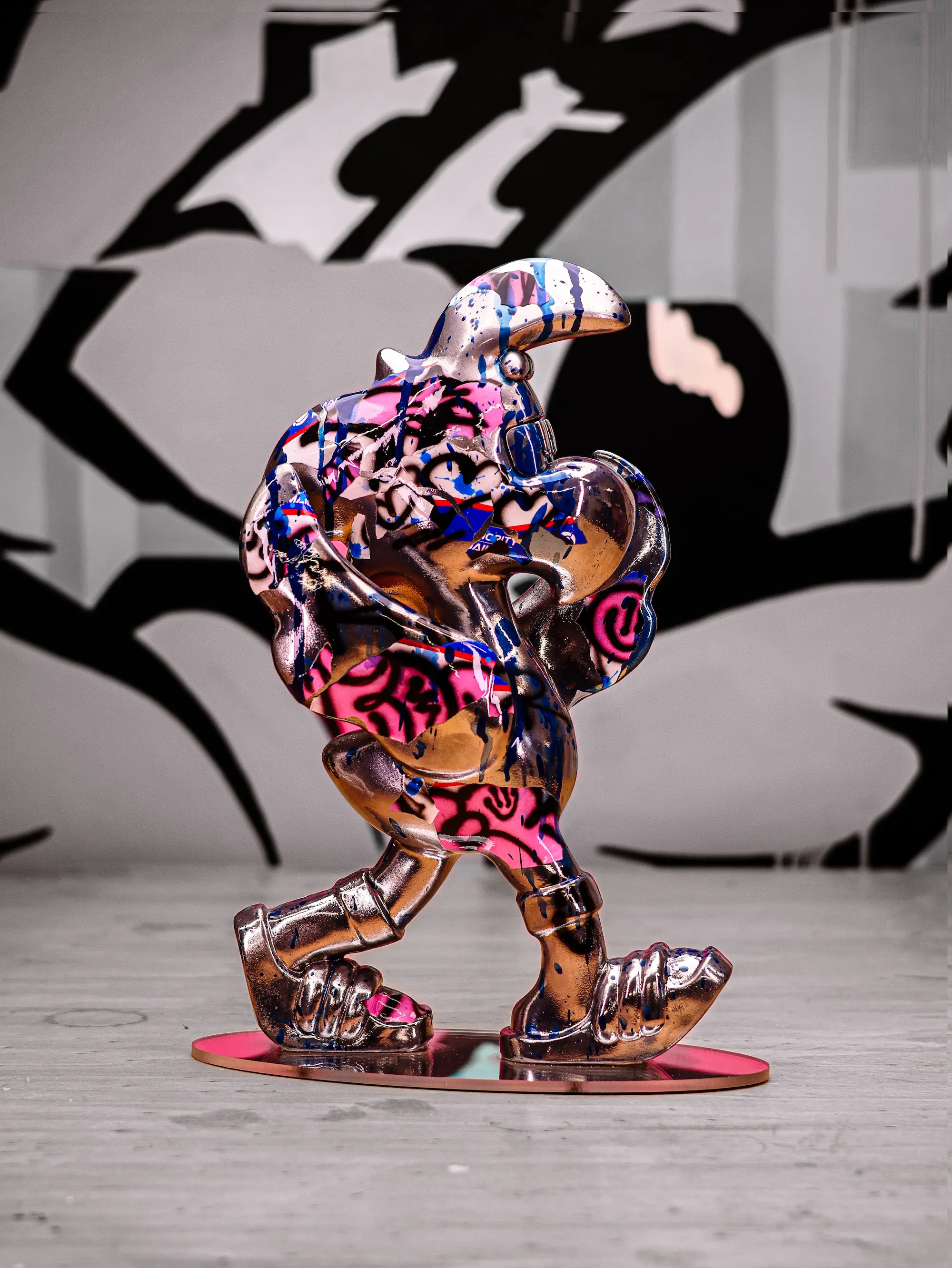 Sculpture Roger le Flamant Rose n°5, Chrome custom : vue de trois quarts dans l'atelier