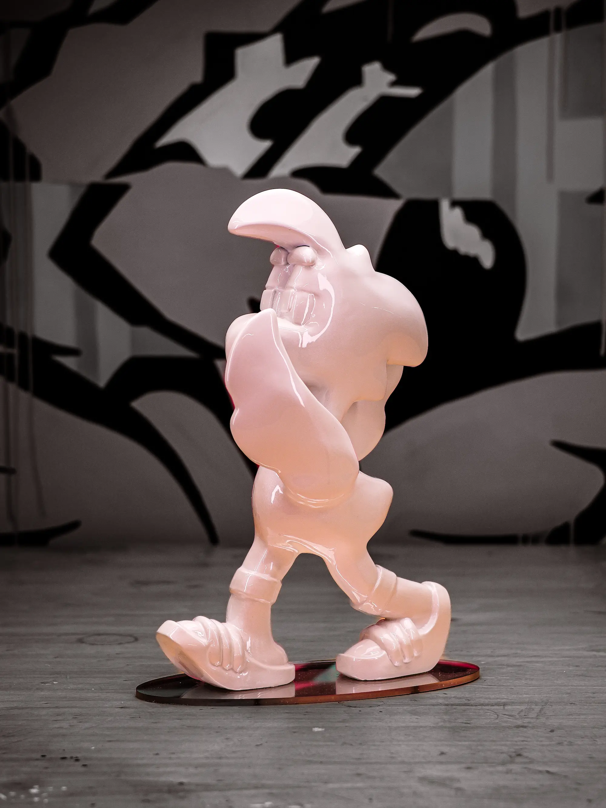 Sculpture Roger le Flamant Rose n°2, Blanc nacré : vue de trois quarts dans l'atelier