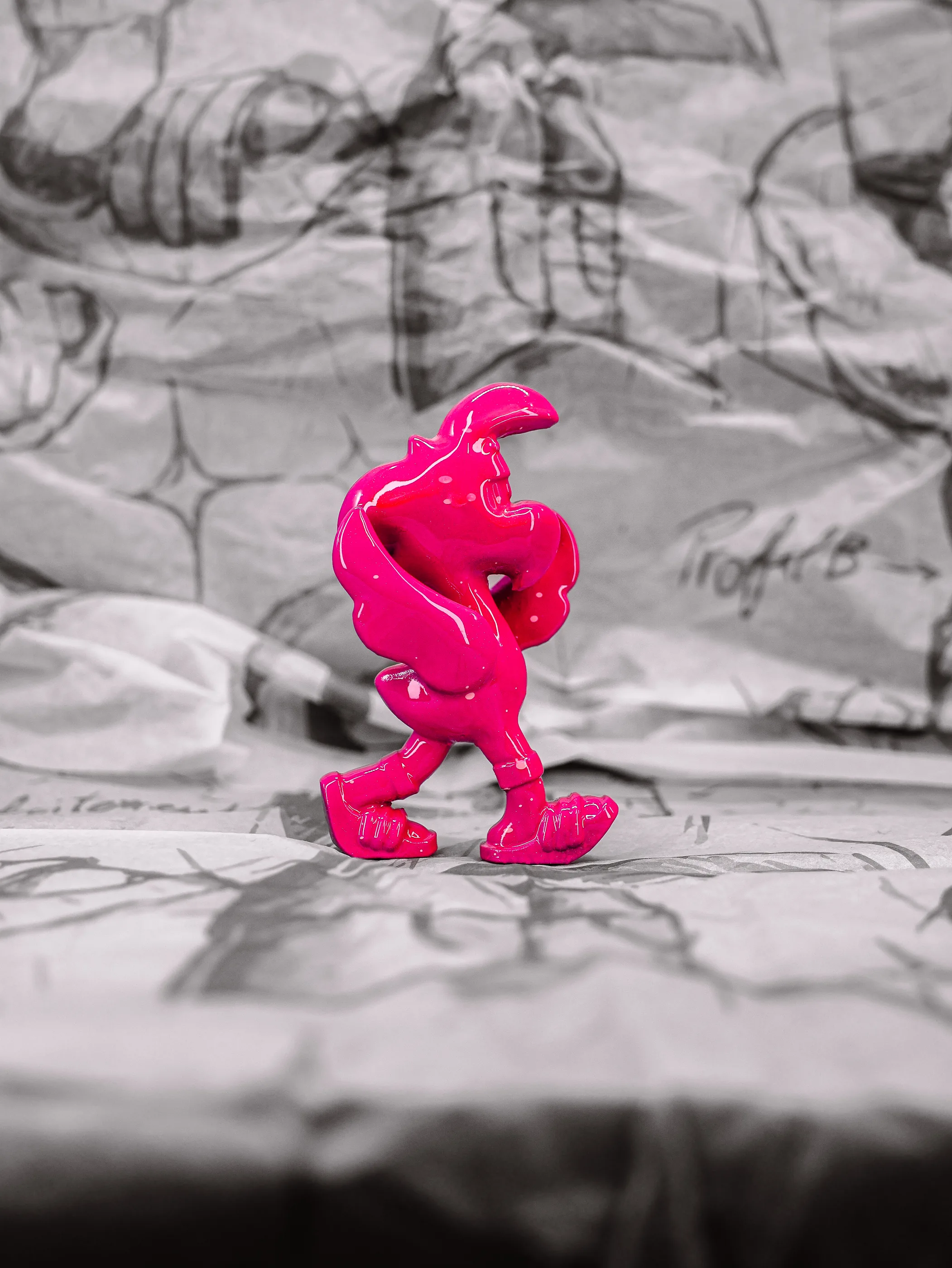 Mini Roger « Pink Lady », exemplaire fuchsia uni et brillant, vu de profil.