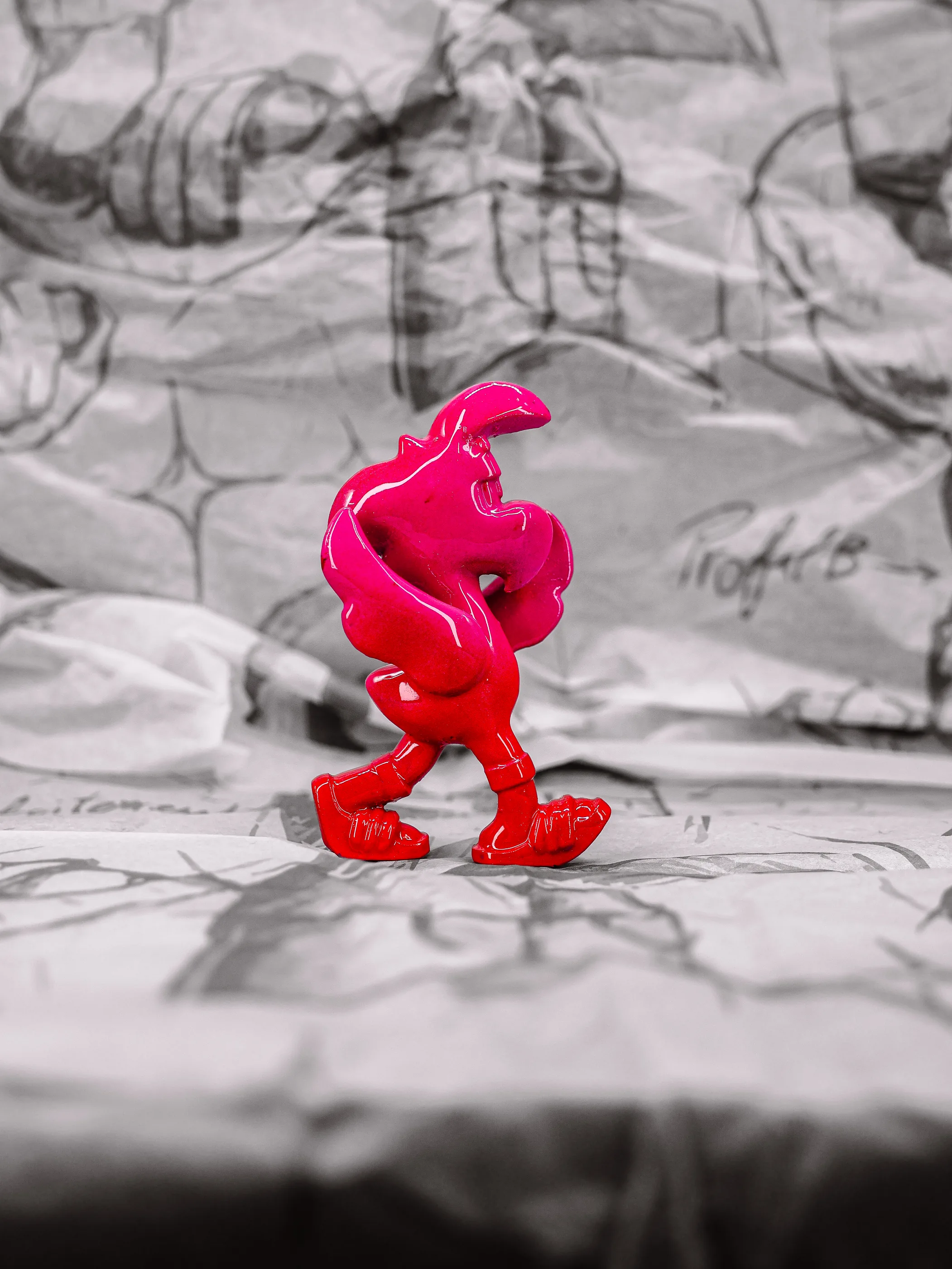 Mini Roger « Pink Lady », exemplaire dégradé du fuchsia au rouge vif, vu de profil.