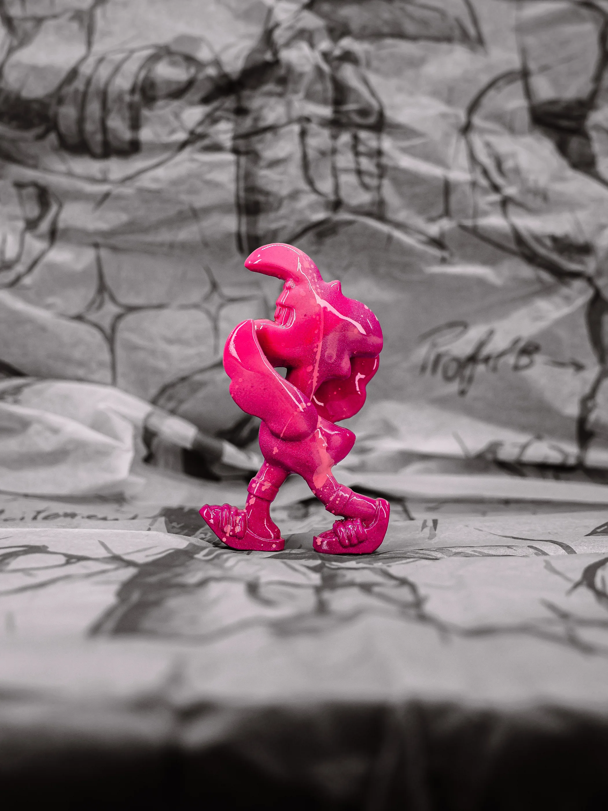 Mini Roger « Pink Lady », exemplaire rose vif aux coulures rose clair, vu de profil.
