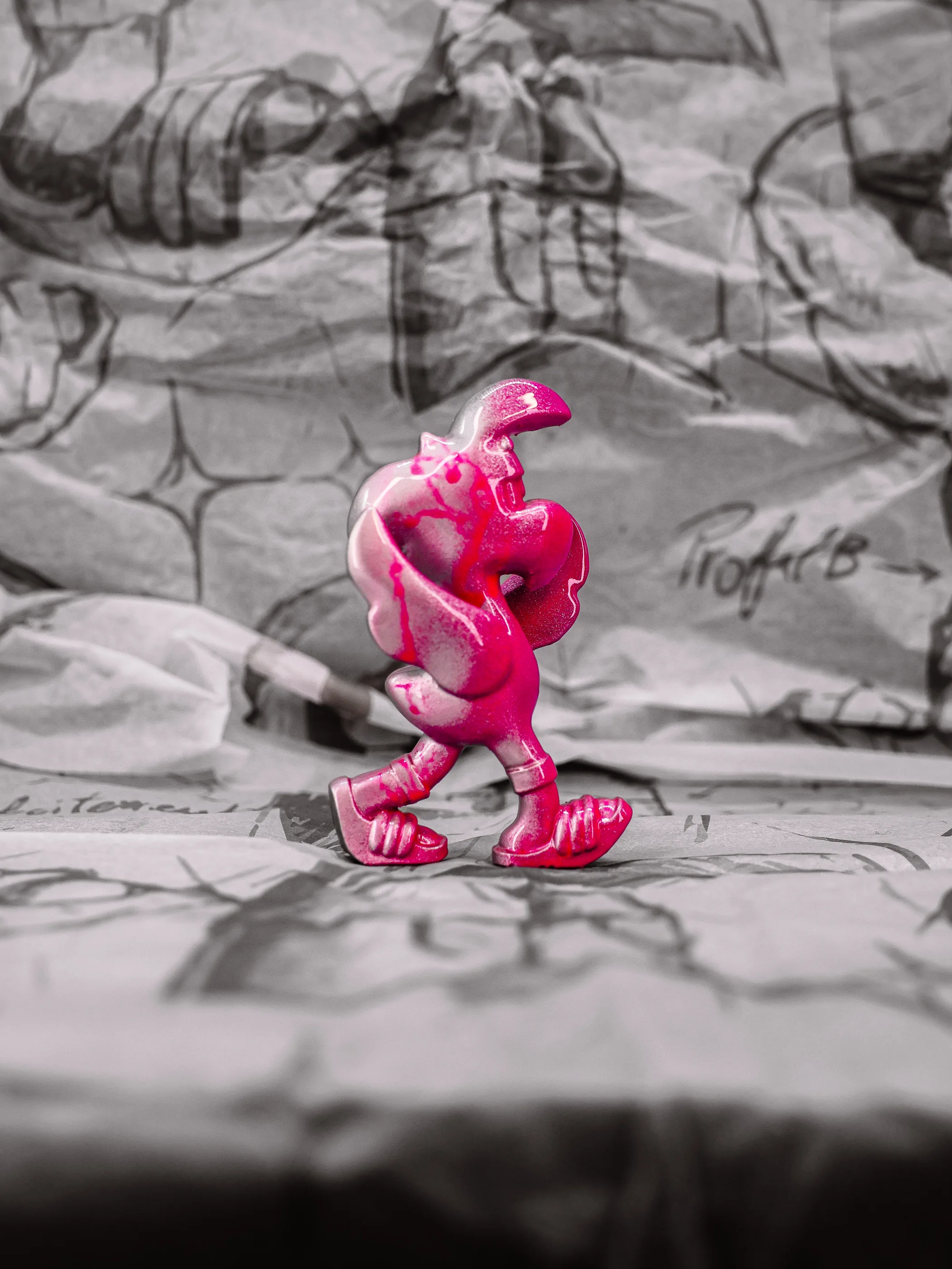 Mini Roger « Pink Lady », exemplaire rose pâle et fuchsia, avec projections, vu de profil.
