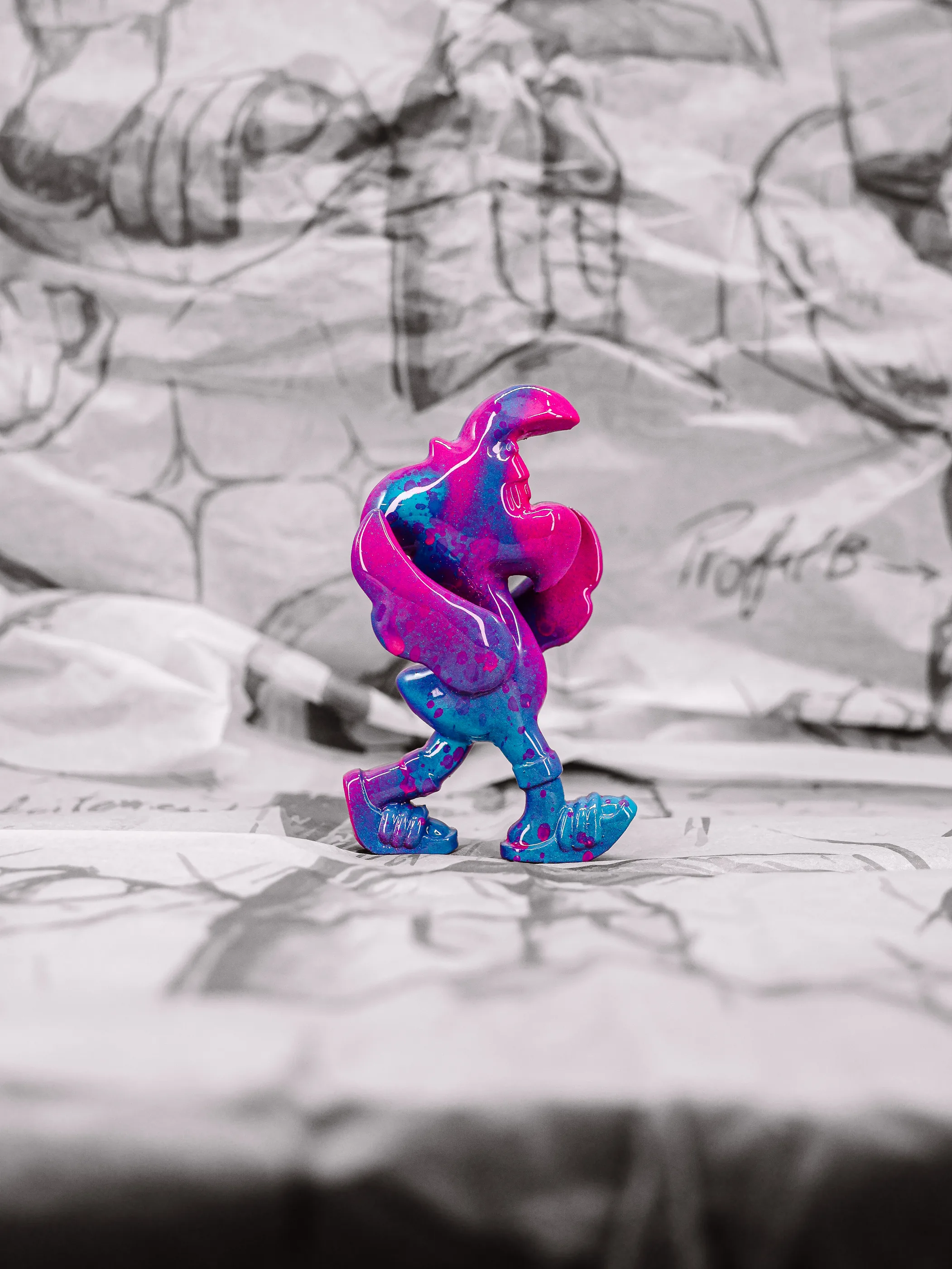 Mini Roger « Pink Lady », exemplaire fuchsia, violet et bleu turquoise, vu de profil.