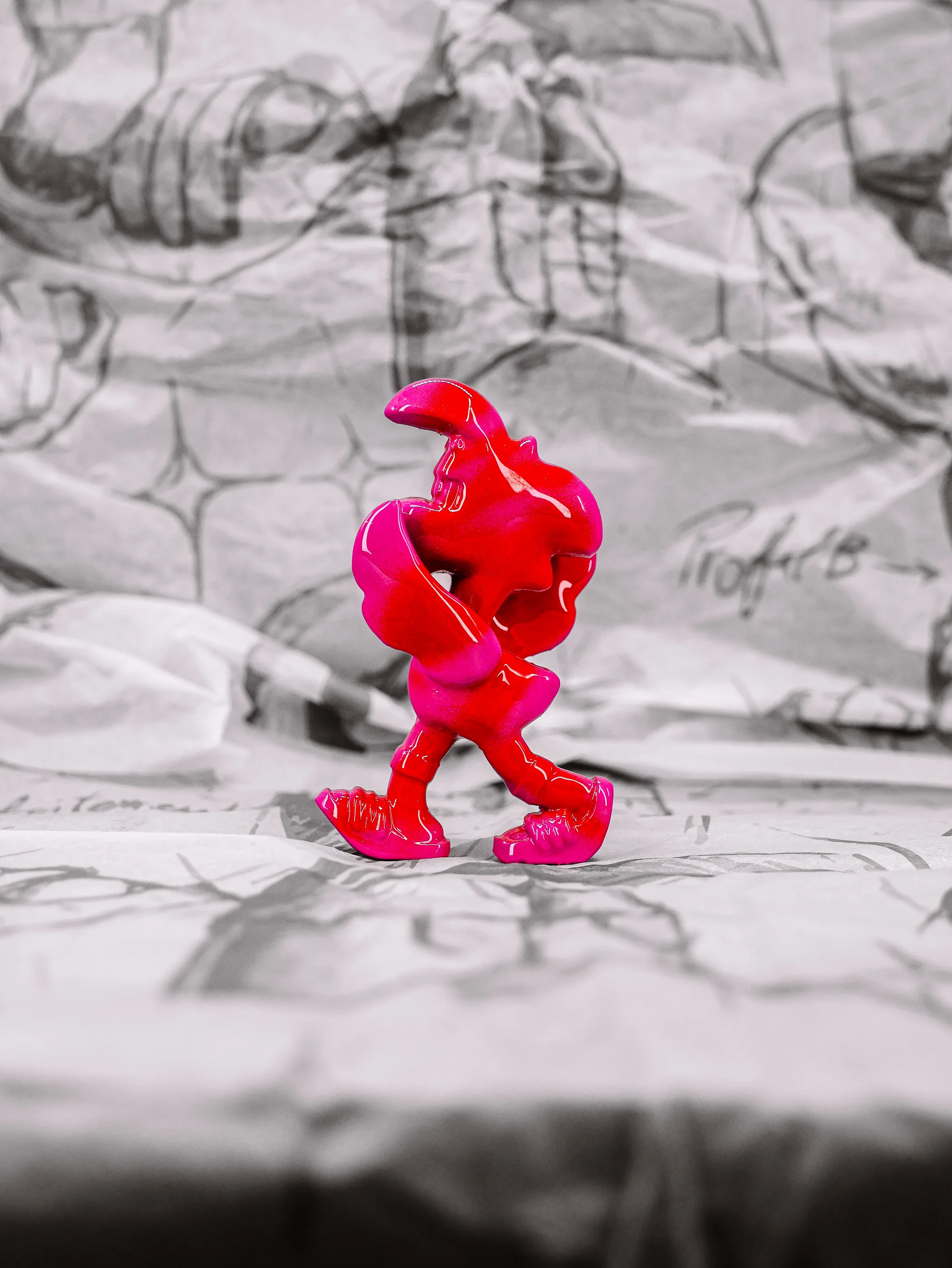 Mini Roger « Pink Lady », exemplaire rouge vif et fuchsia, vu de profil.