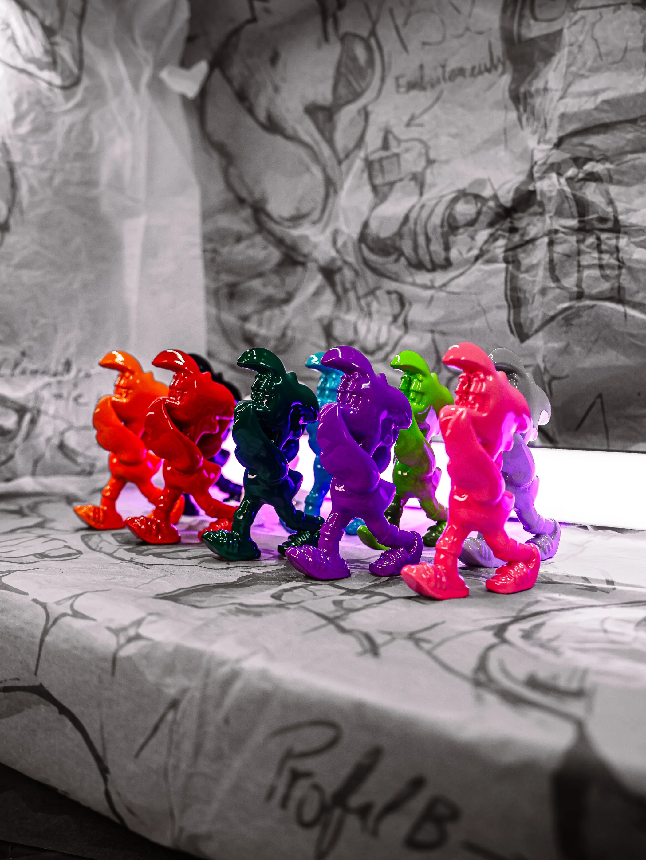 Série Mini Roger « Simple, Basique » de Hugo W2CJ : les dix flamants de 8 cm alignés, chacun d’une seule couleur brillante, orange, rouge, vert, violet ou rose.