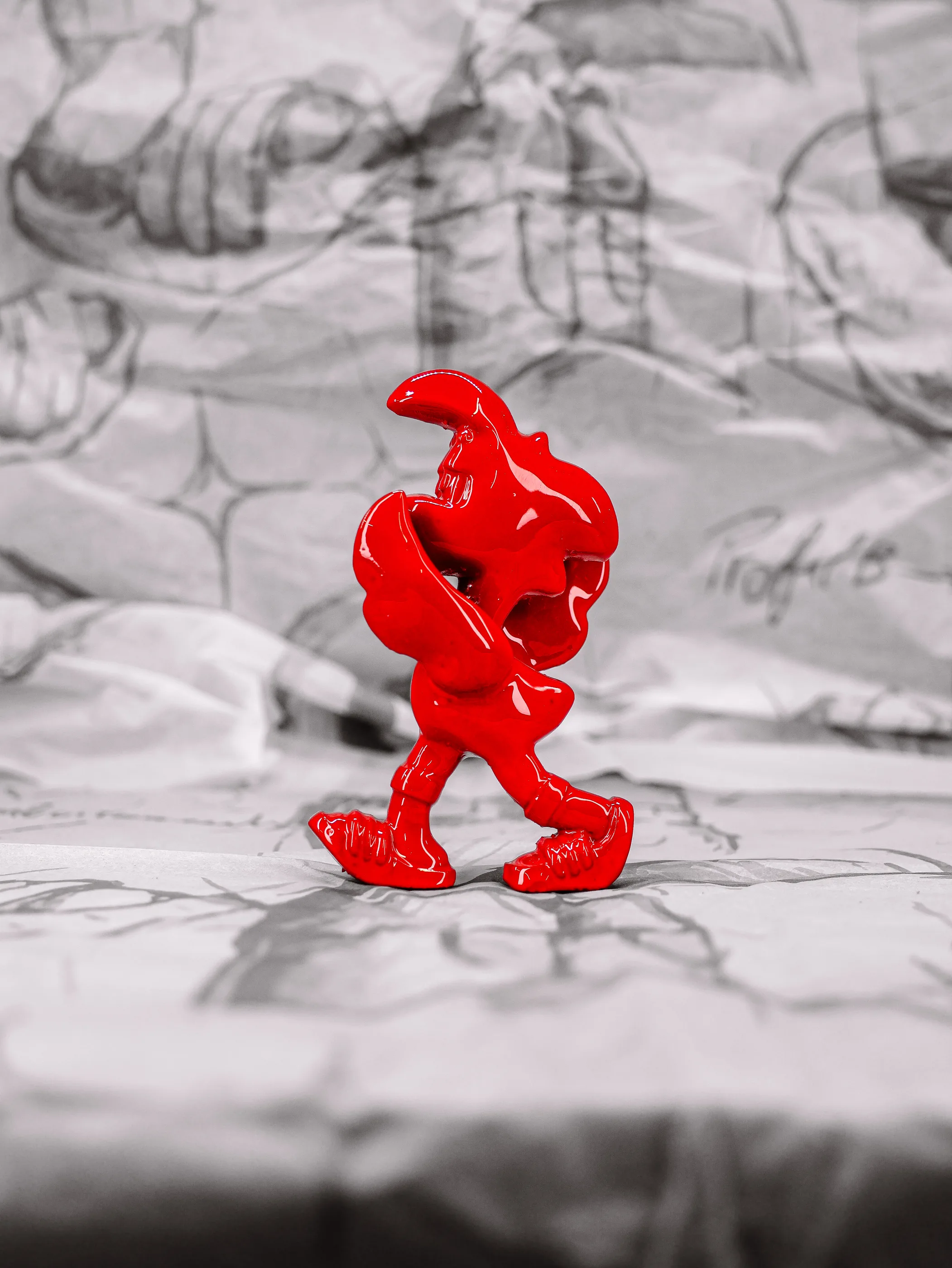 Mini Roger « Simple, Basique », exemplaire rouge uni et brillant, vu de profil.