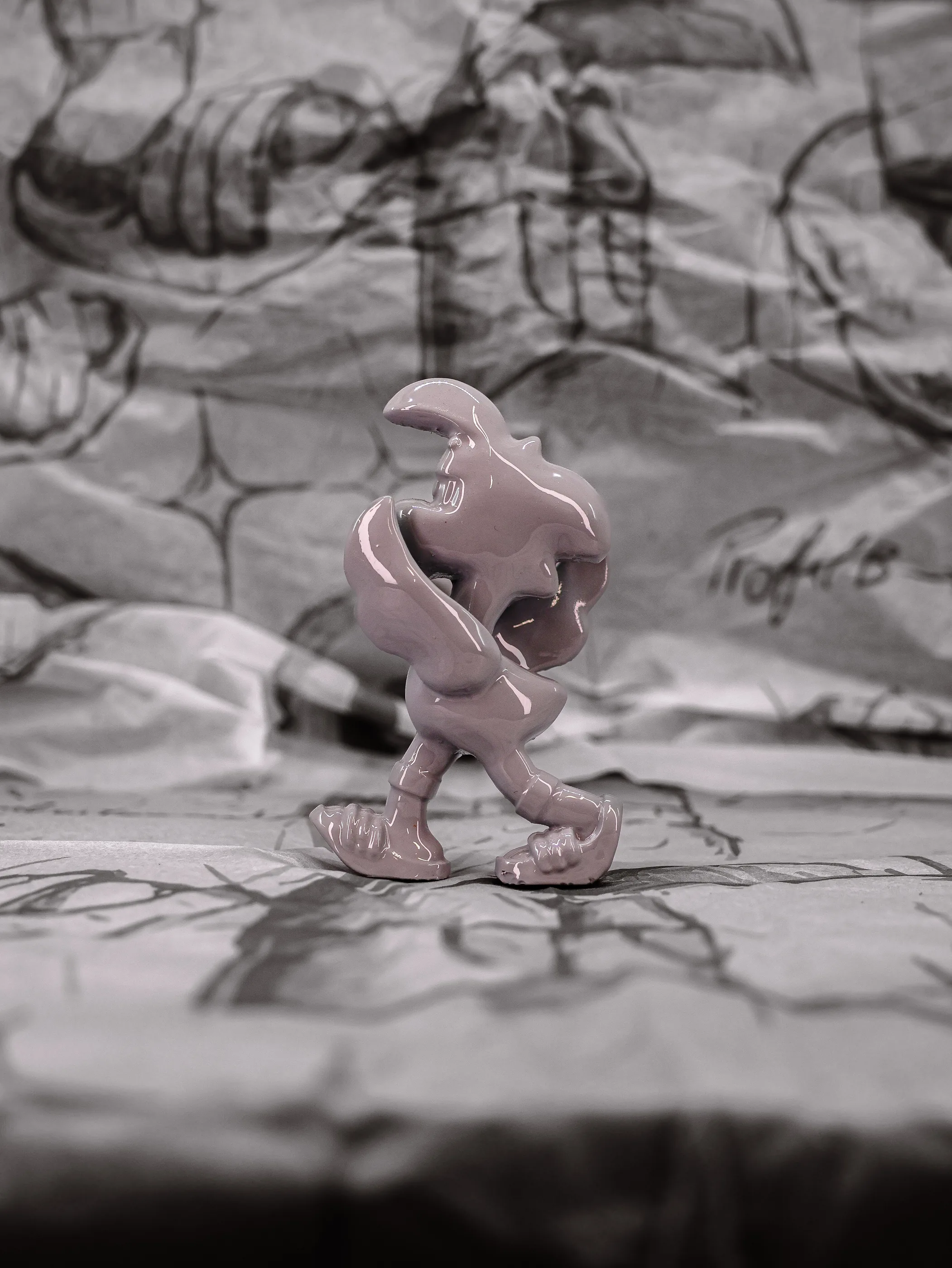 Mini Roger « Simple, Basique », exemplaire gris taupe uni, vu de profil.