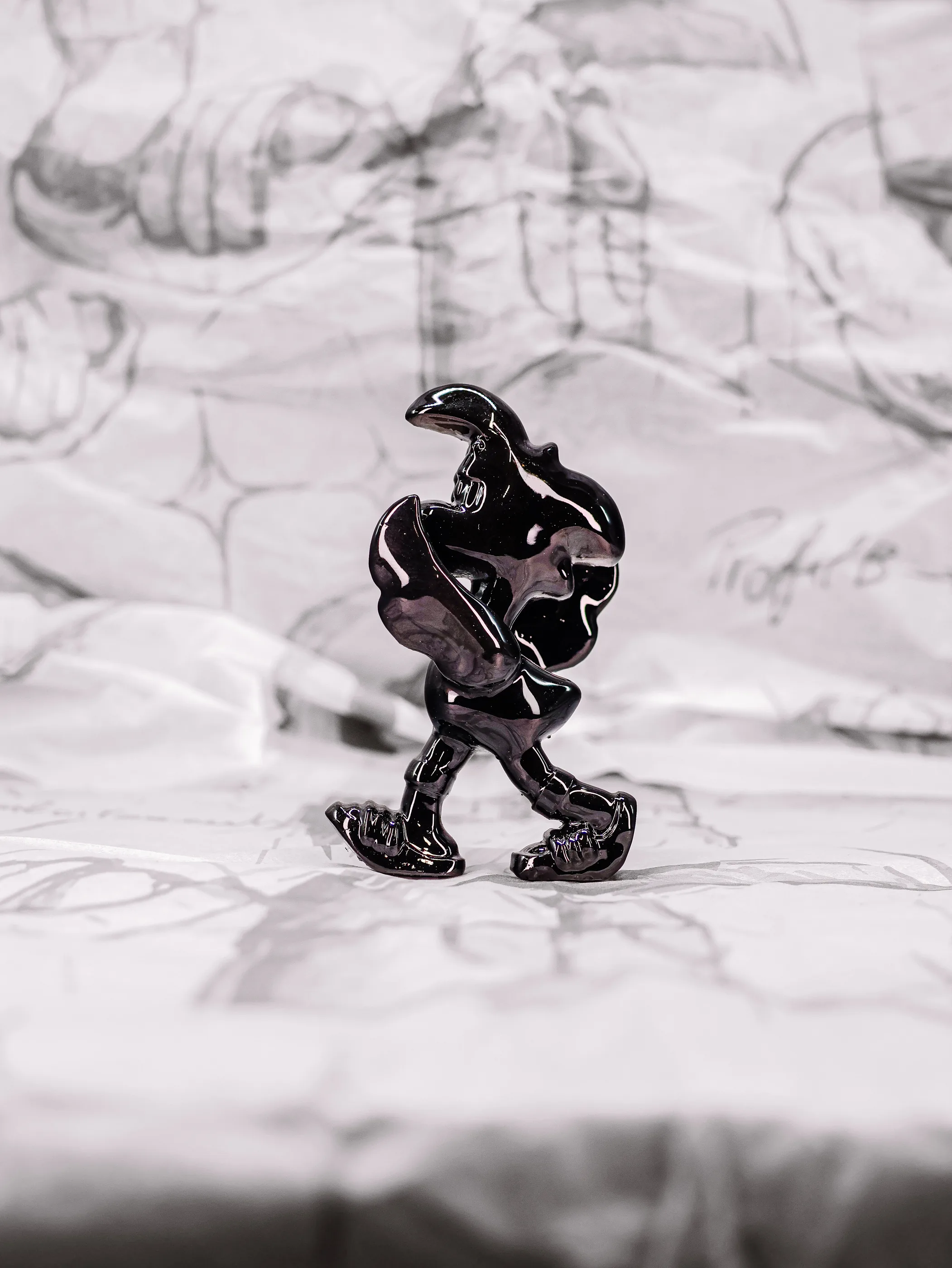 Mini Roger « Simple, Basique », exemplaire noir brillant, vu de profil.