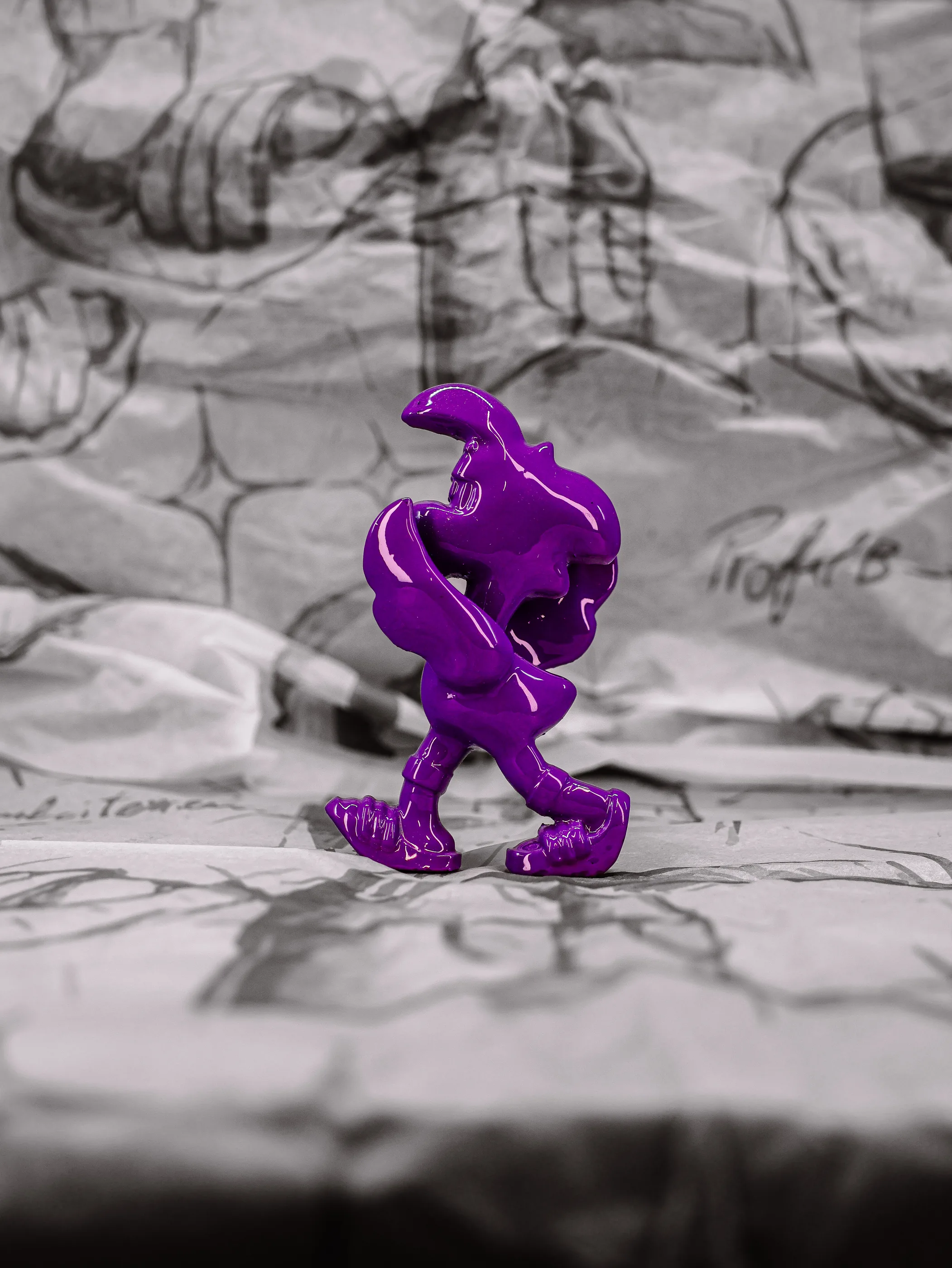 Mini Roger « Simple, Basique », exemplaire violet uni, vu de profil.