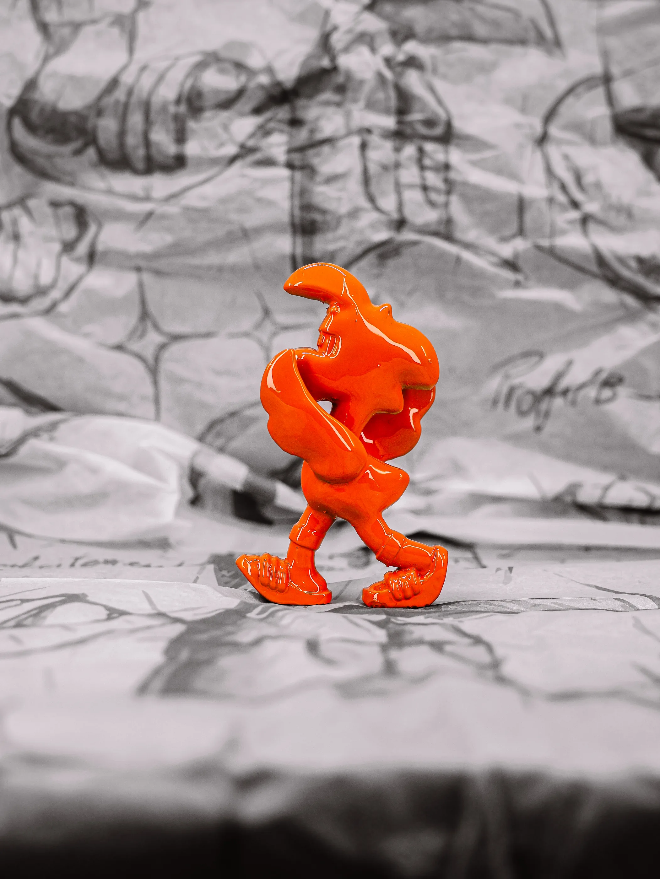 Mini Roger « Simple, Basique », exemplaire orange vif uni, vu de profil.