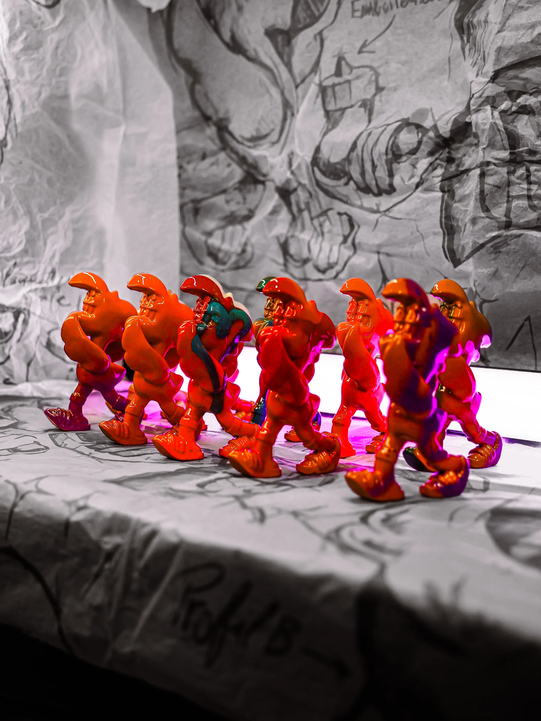 Série Mini Roger « Orange Pressée » de Hugo W2CJ : les dix flamants de 8 cm alignés, dans des tons orange, rouge et jaune relevés de violet et de turquoise.