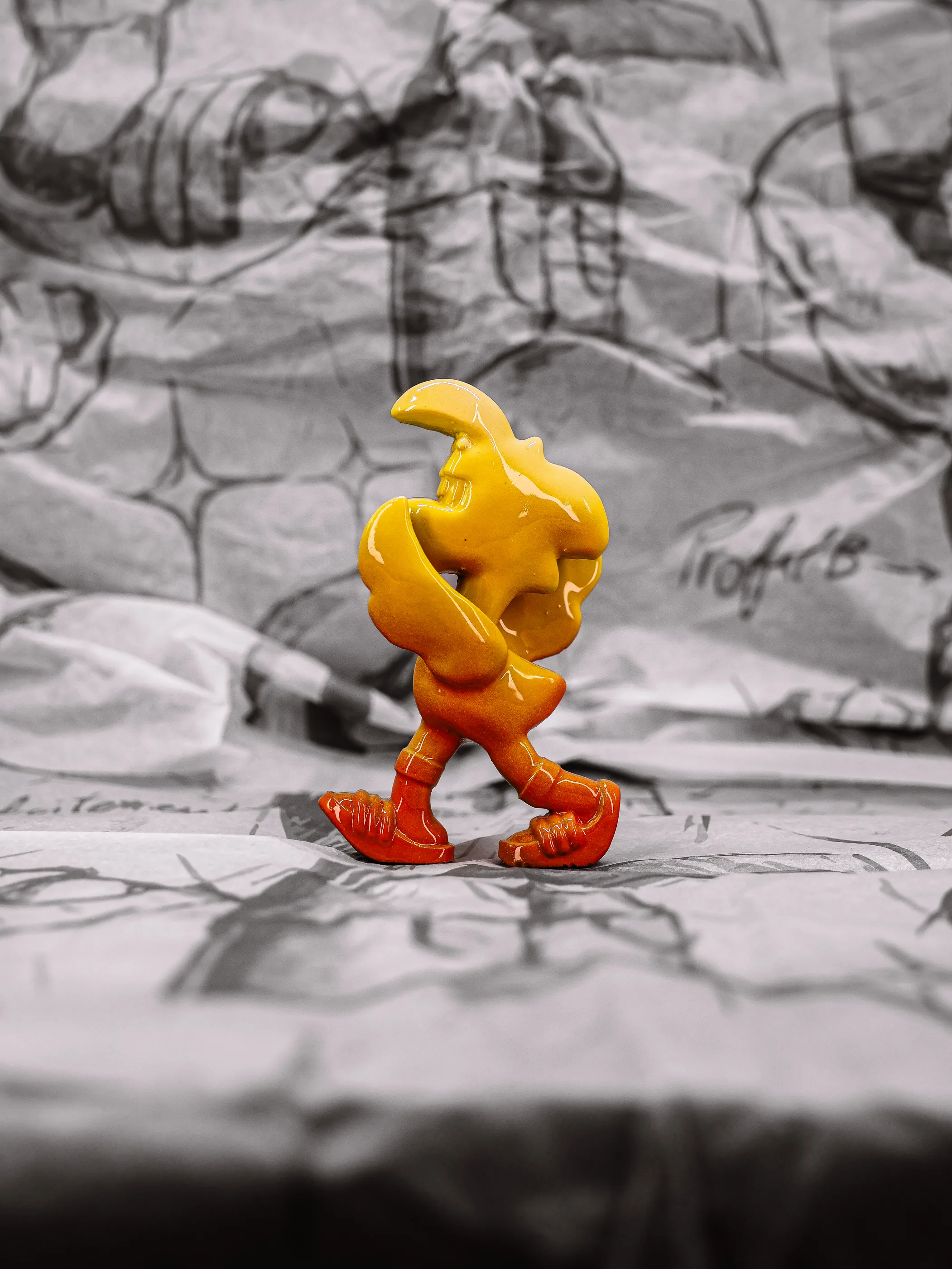 Mini Roger « Orange Pressée », exemplaire jaune dégradé vers l’orange aux pieds, vu de profil.