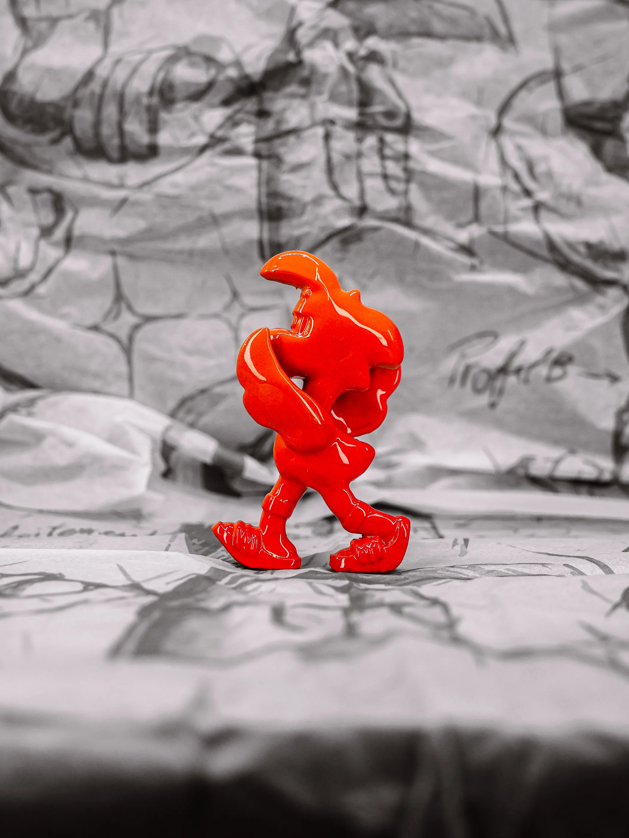 Mini Roger « Orange Pressée », exemplaire rouge orangé uni, vu de profil.
