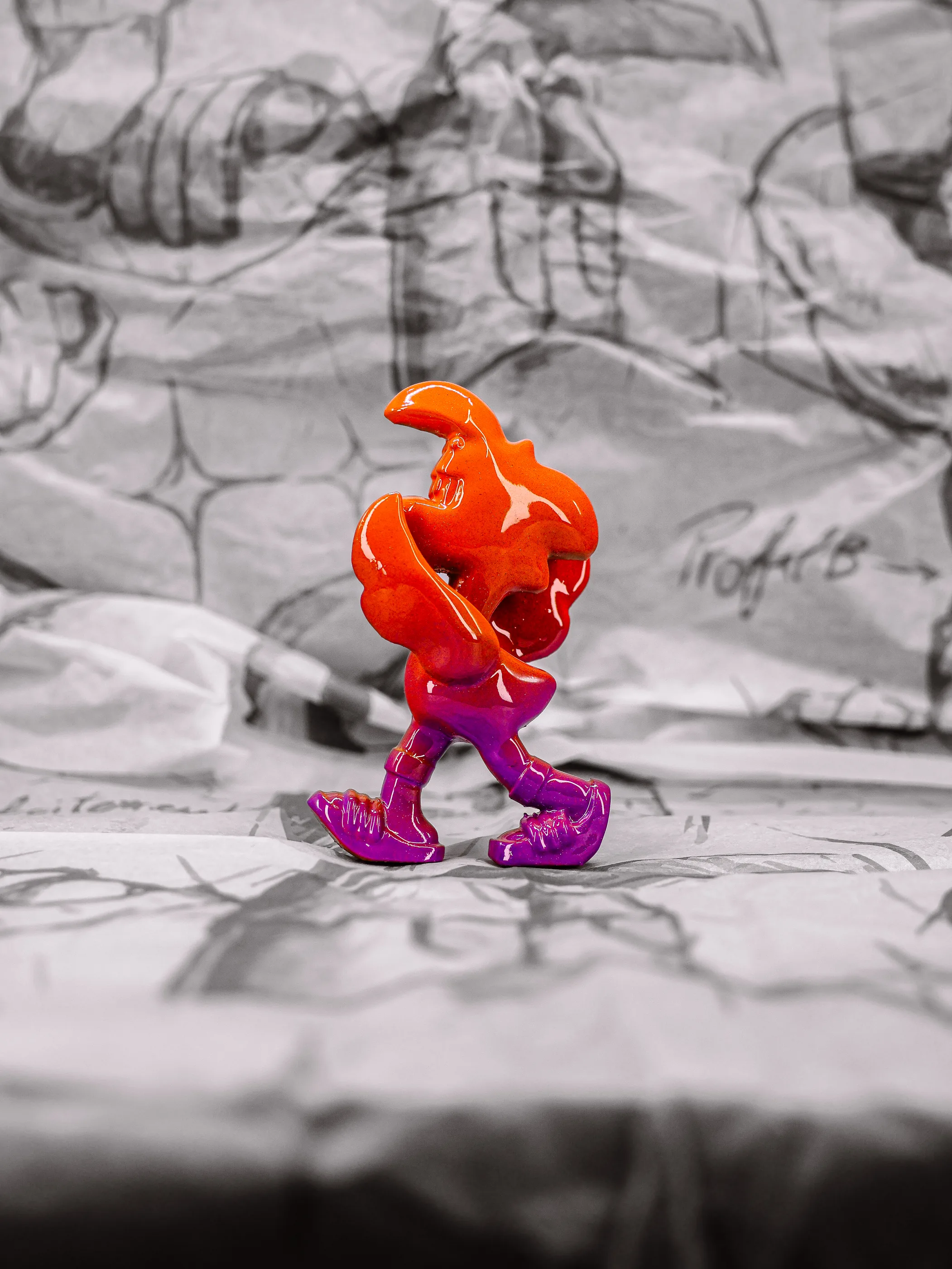 Mini Roger « Orange Pressée », exemplaire orange dégradé vers le violet aux jambes, vu de profil.