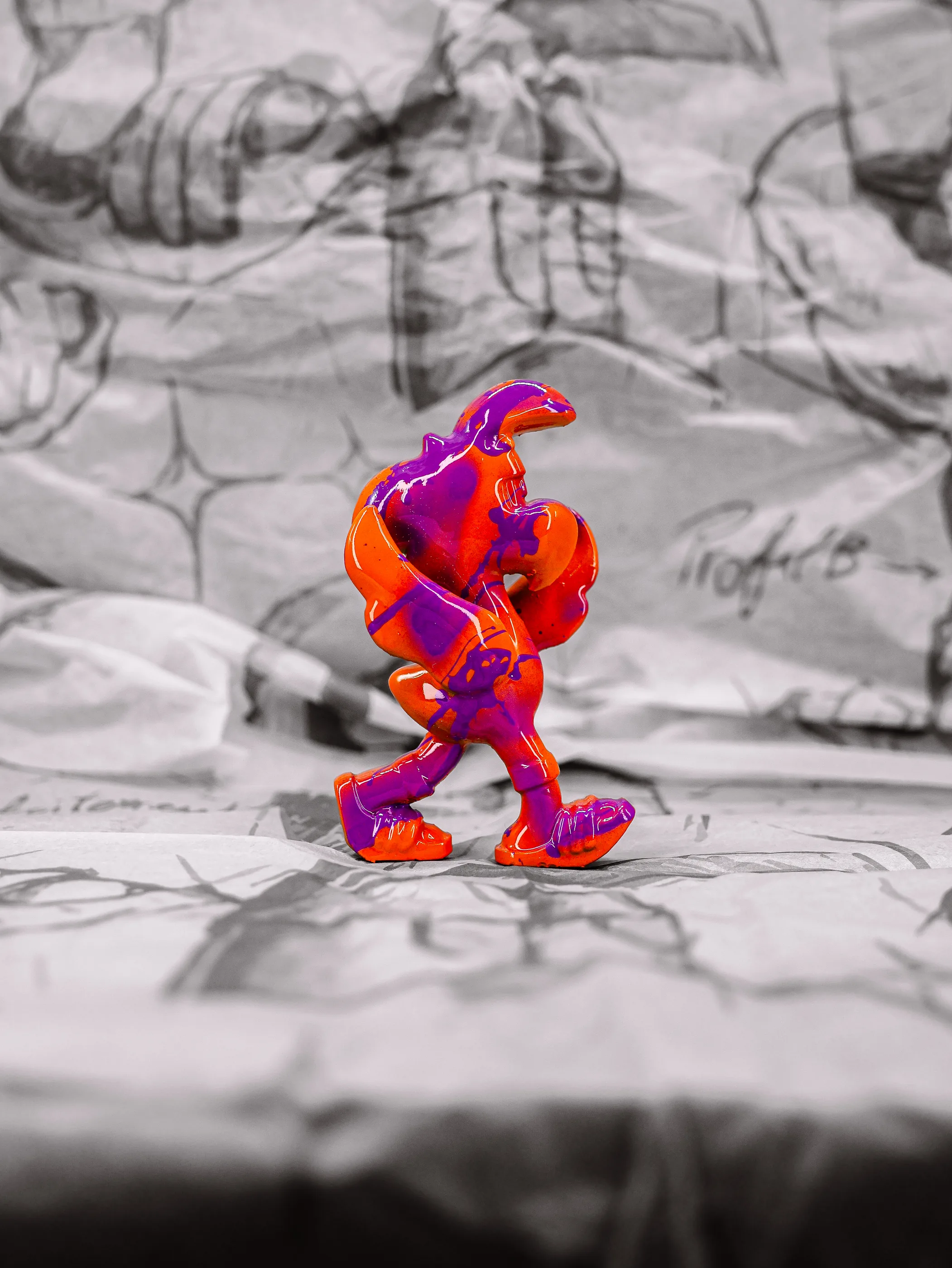 Mini Roger « Orange Pressée », exemplaire orange et violet, avec inscriptions au marqueur, vu de profil.