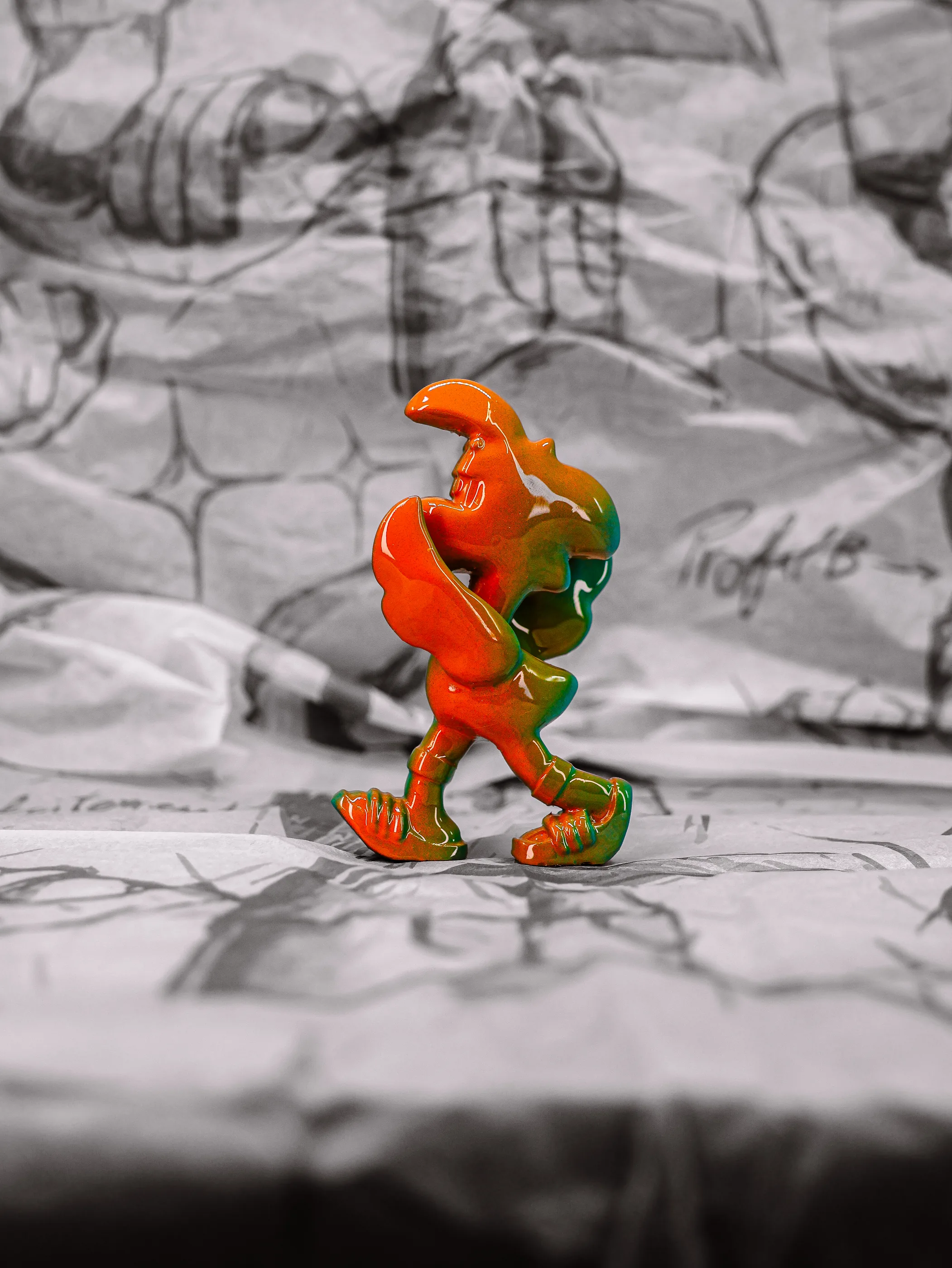 Mini Roger « Orange Pressée », exemplaire orange aux reflets verts, vu de profil.