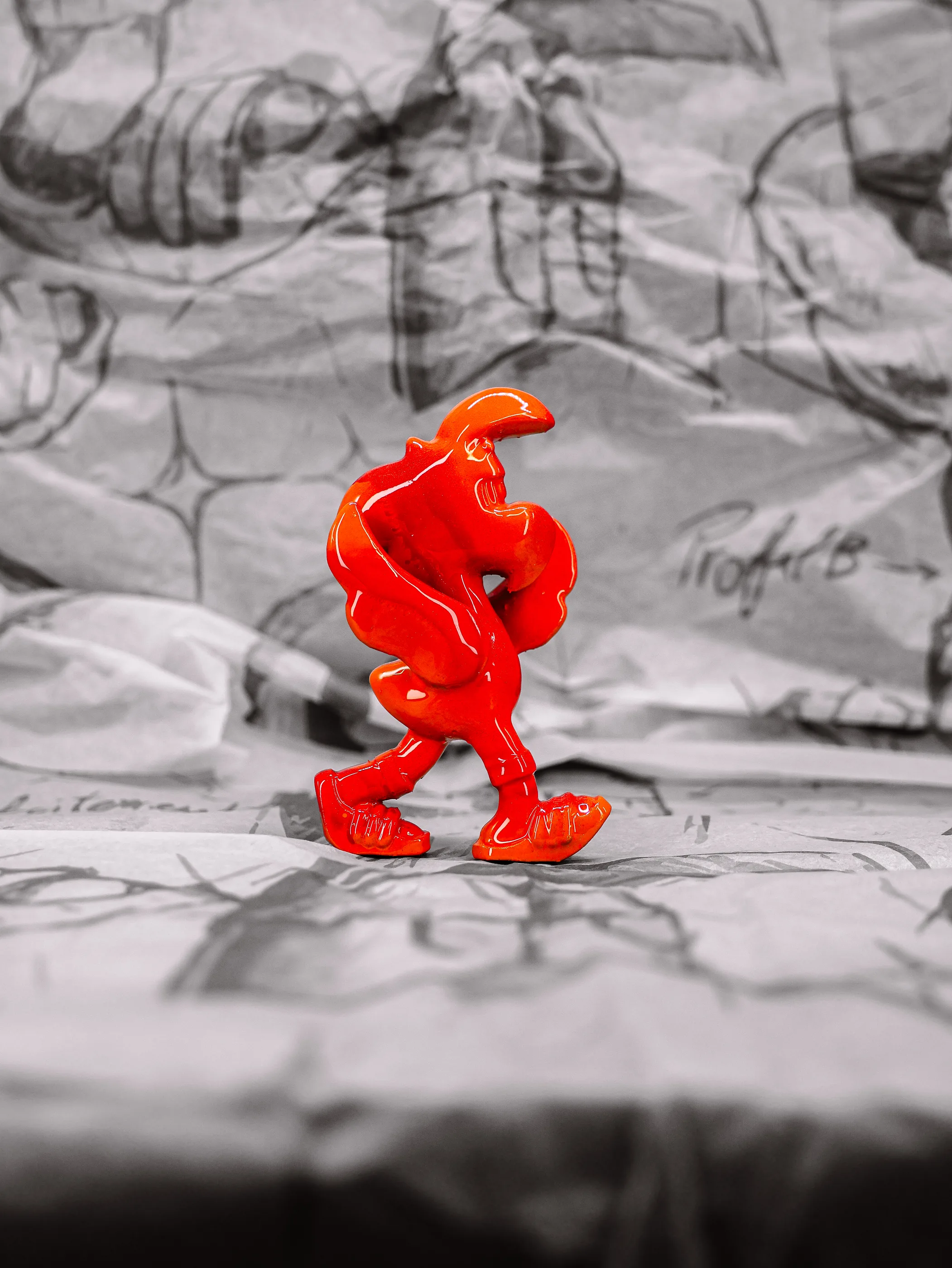 Mini Roger « Orange Pressée », exemplaire vermillon uni et brillant, vu de profil.