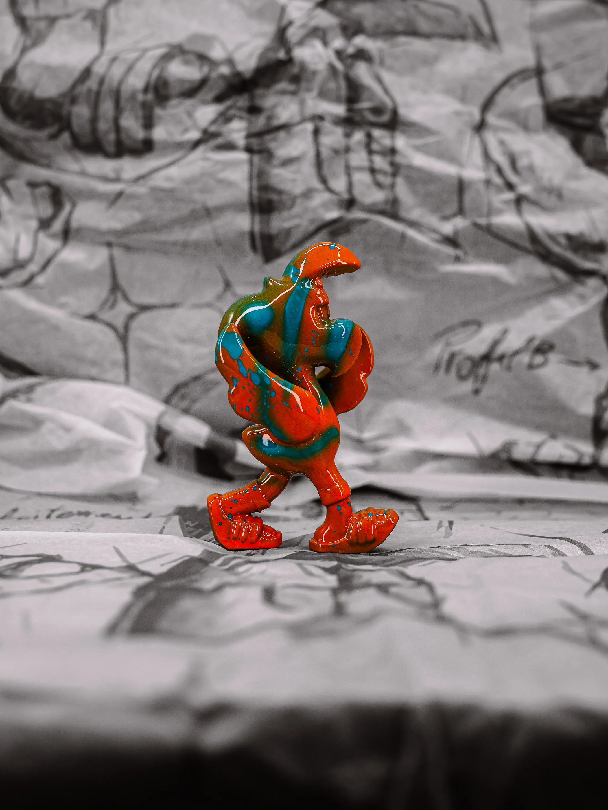 Mini Roger « Orange Pressée », exemplaire orange, turquoise et vert, vu de profil.
