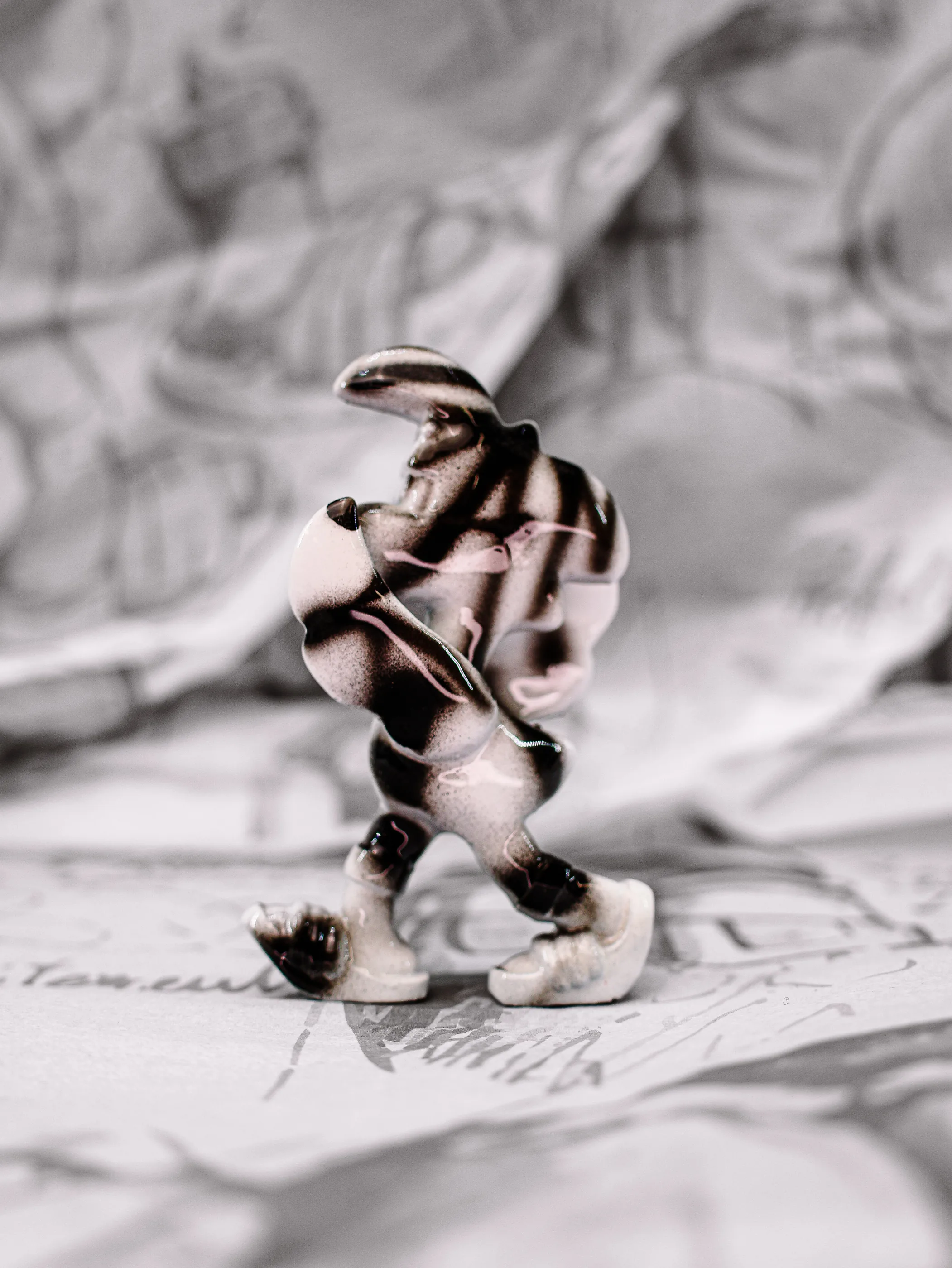 Mini Roger « Zebra », exemplaire blanc aux rayures noires régulières, vu de profil.