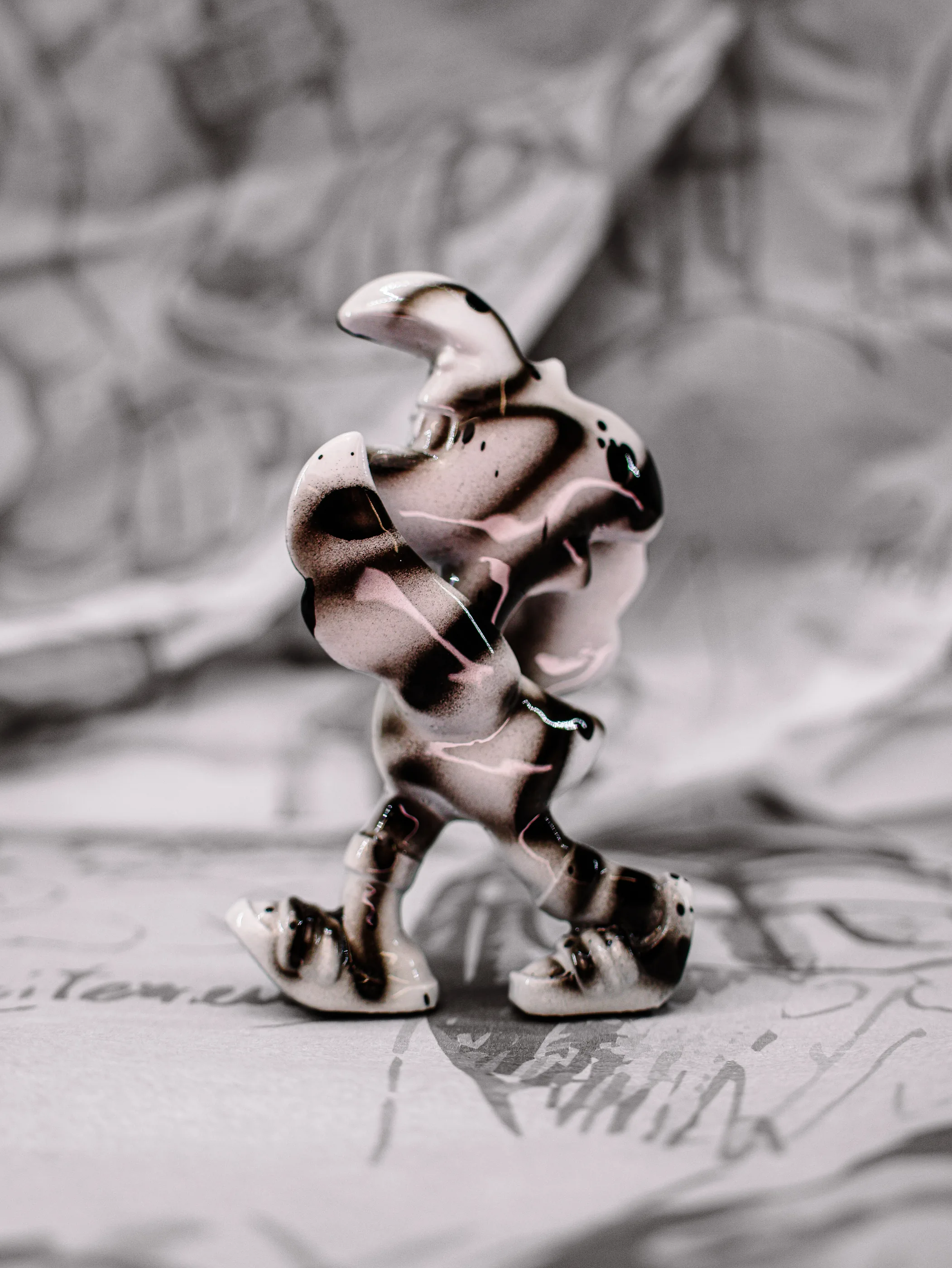 Mini Roger « Zebra », exemplaire aux rayures noires serrées sur fond blanc, vu de profil.
