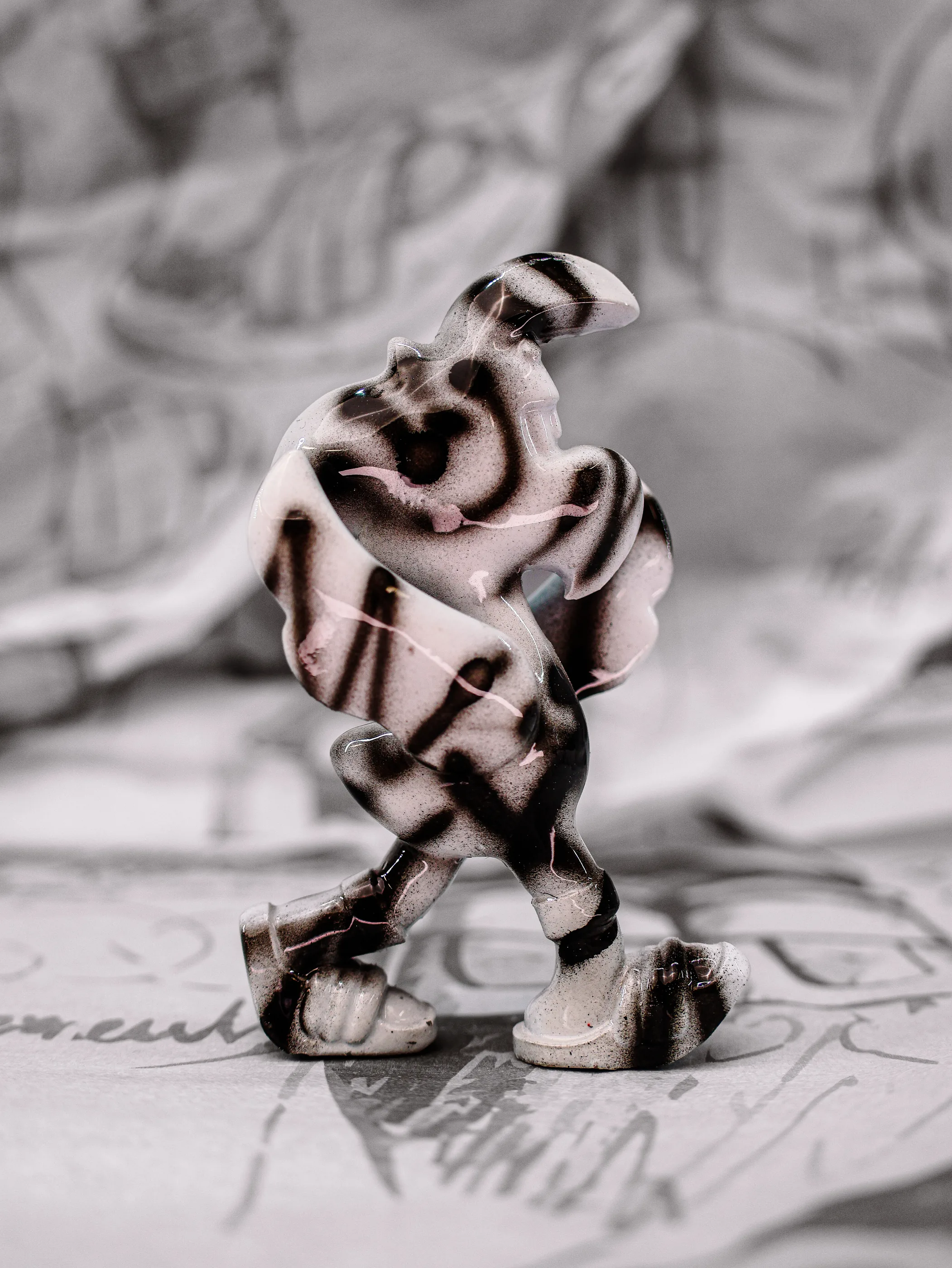 Mini Roger « Zebra », exemplaire blanc aux rayures noires croisées, vu de profil.