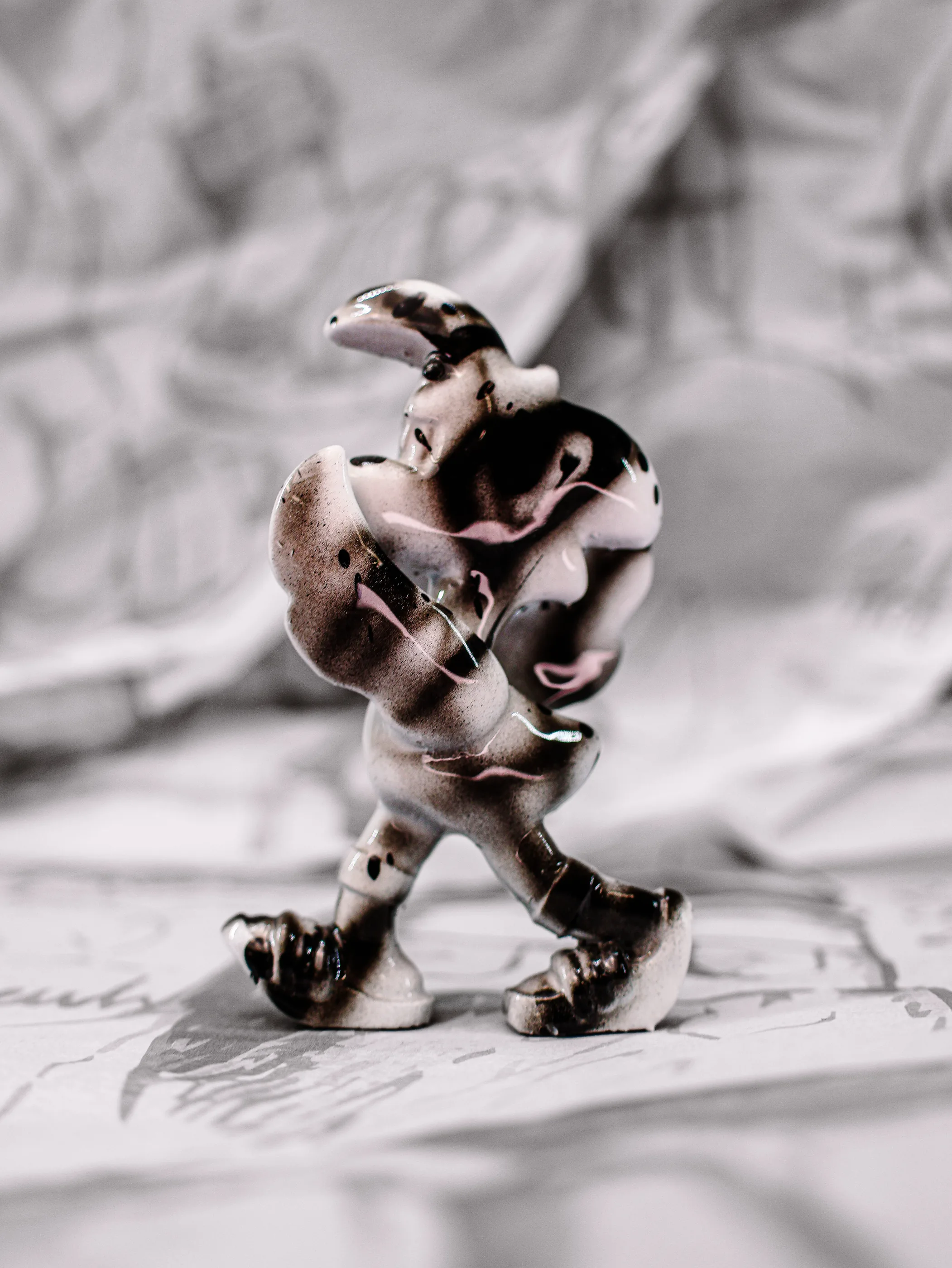 Mini Roger « Zebra », exemplaire blanc aux taches noires diffuses, vu de profil.