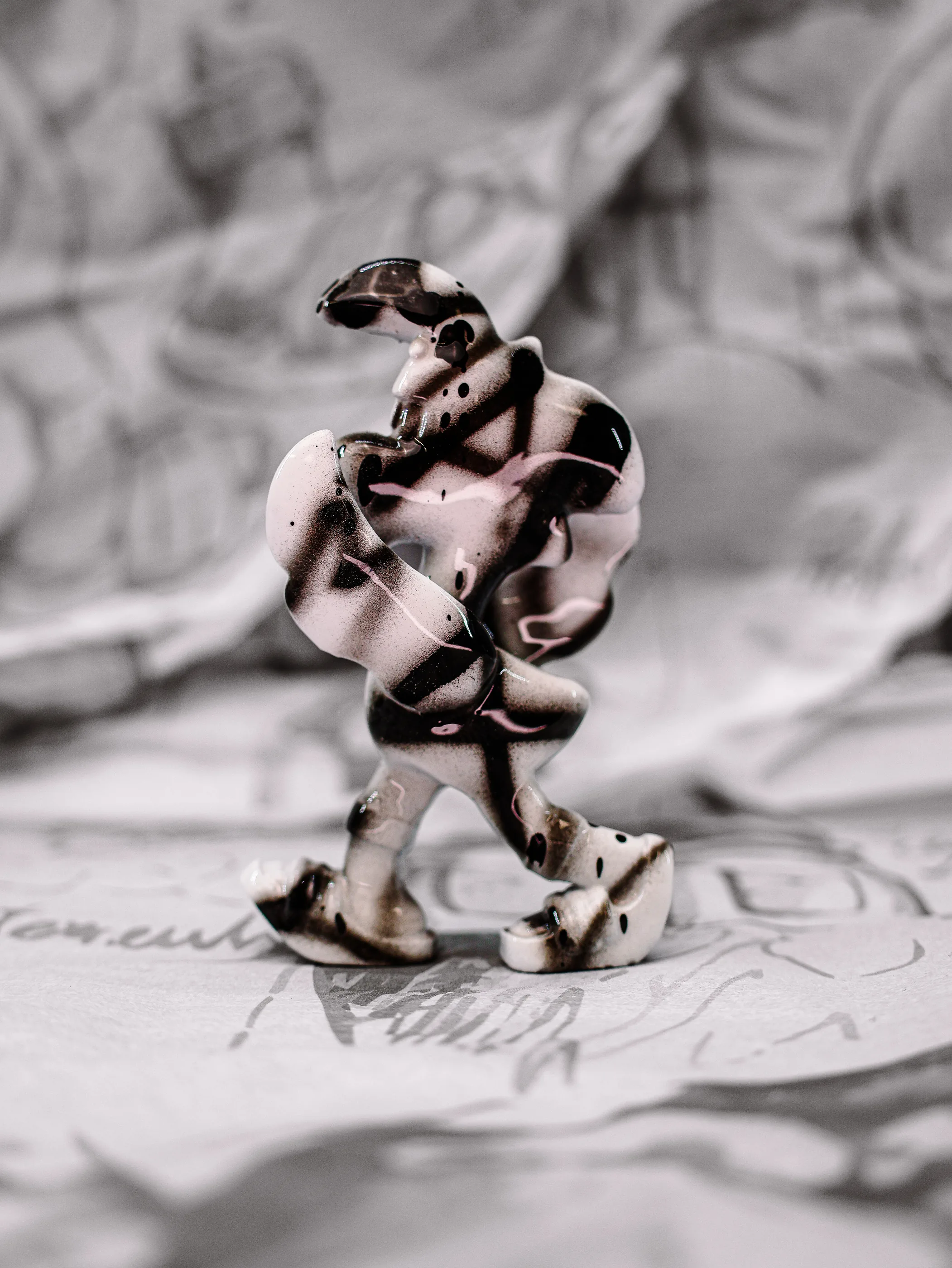 Mini Roger « Zebra », exemplaire blanc à volutes noires et fines éclaboussures, vu de profil.