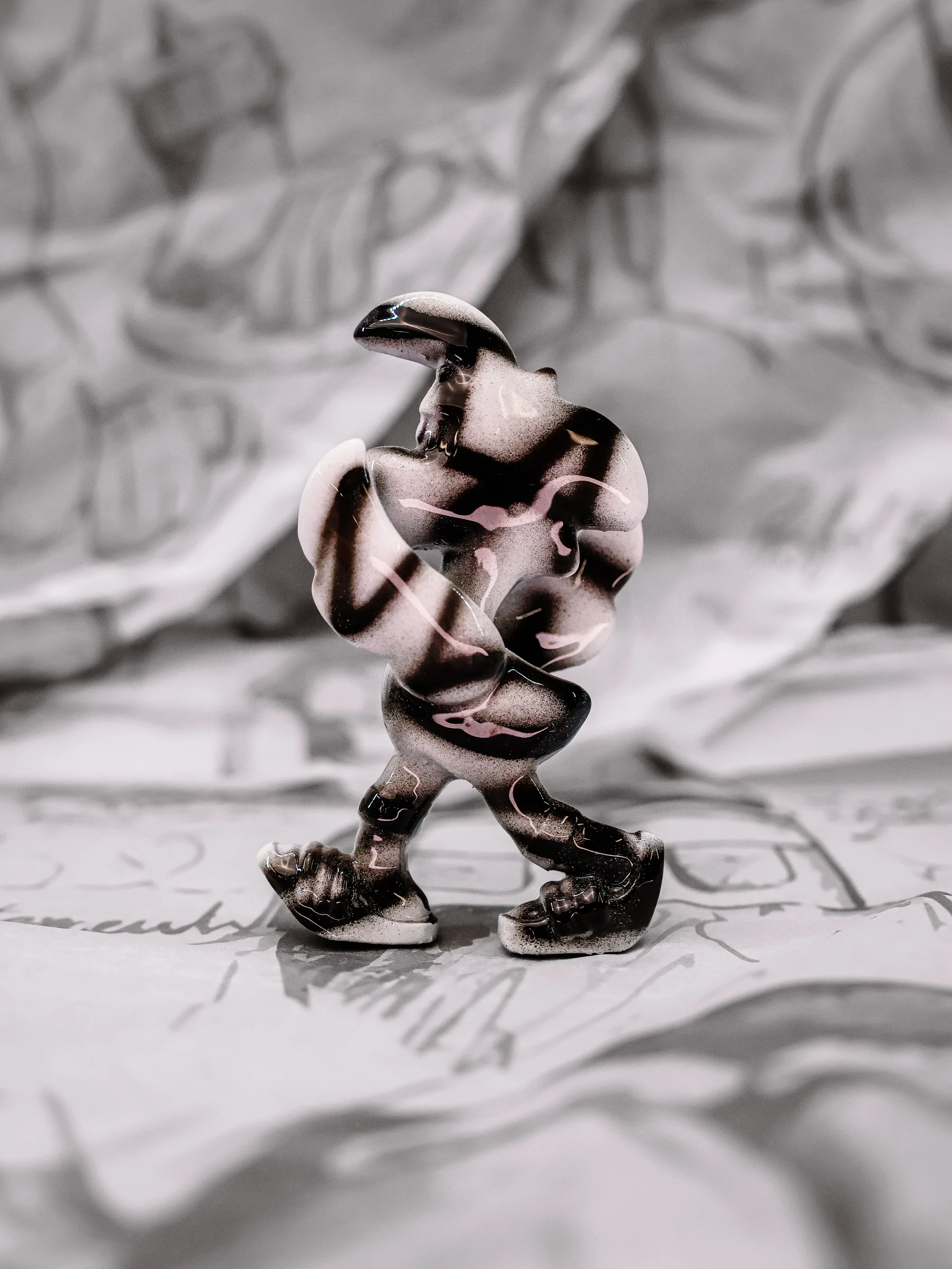 Mini Roger « Zebra », exemplaire aux bandes noires croisées sur le torse, vu de profil.