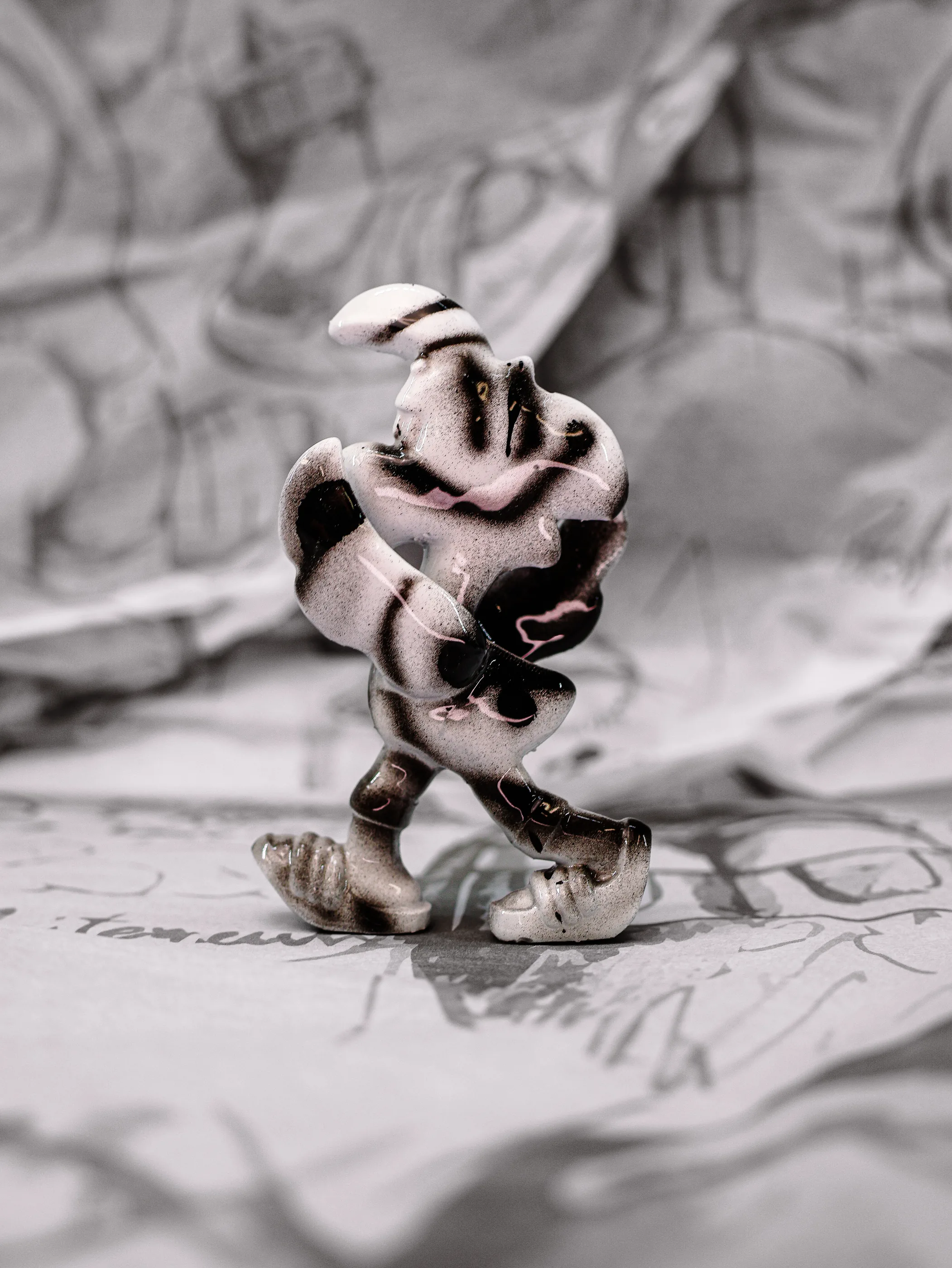 Mini Roger « Zebra », exemplaire blanc aux ondulations noires, tête blanche, vu de profil.