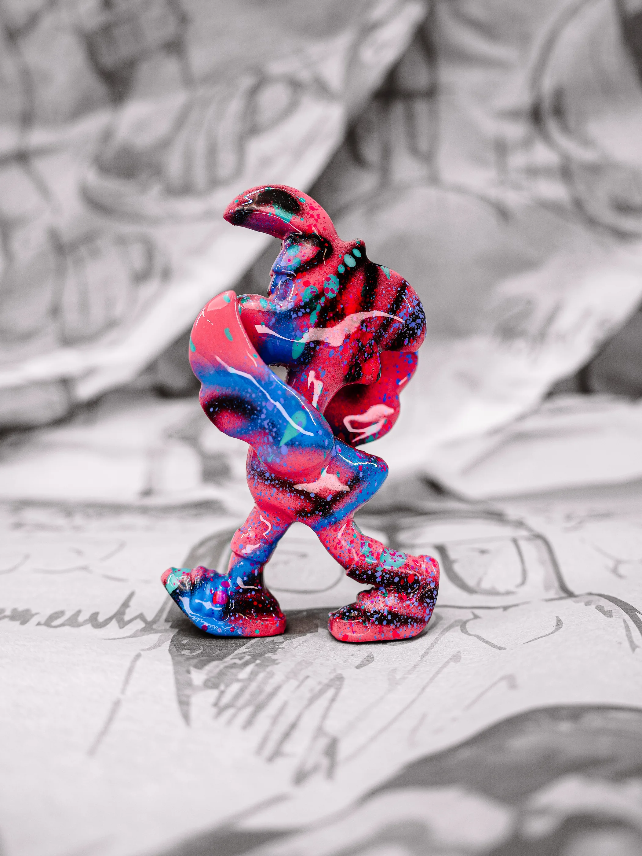Mini Roger « Graffiti 2000 », exemplaire rose et bleu, tête rayée de noir, vu de profil.