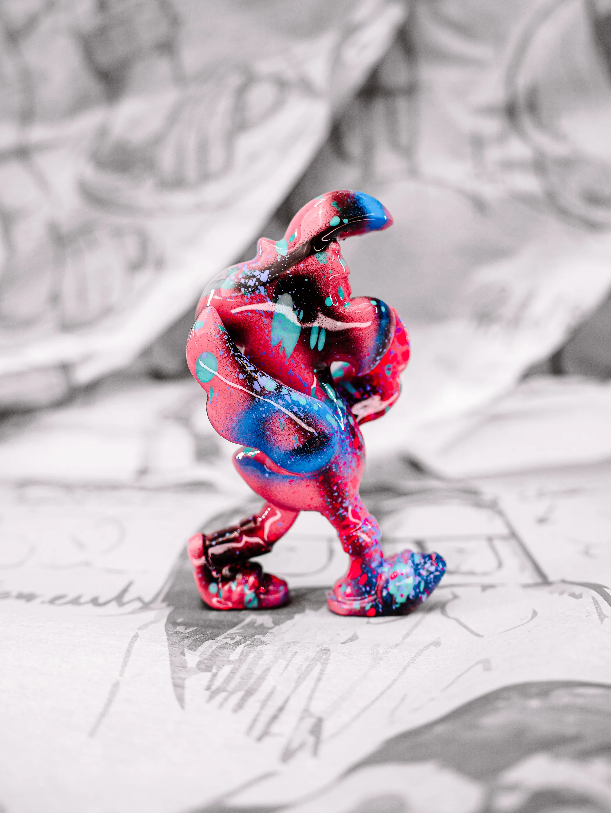 Mini Roger « Graffiti 2000 », exemplaire rose moucheté de noir, de bleu et de turquoise, vu de profil.