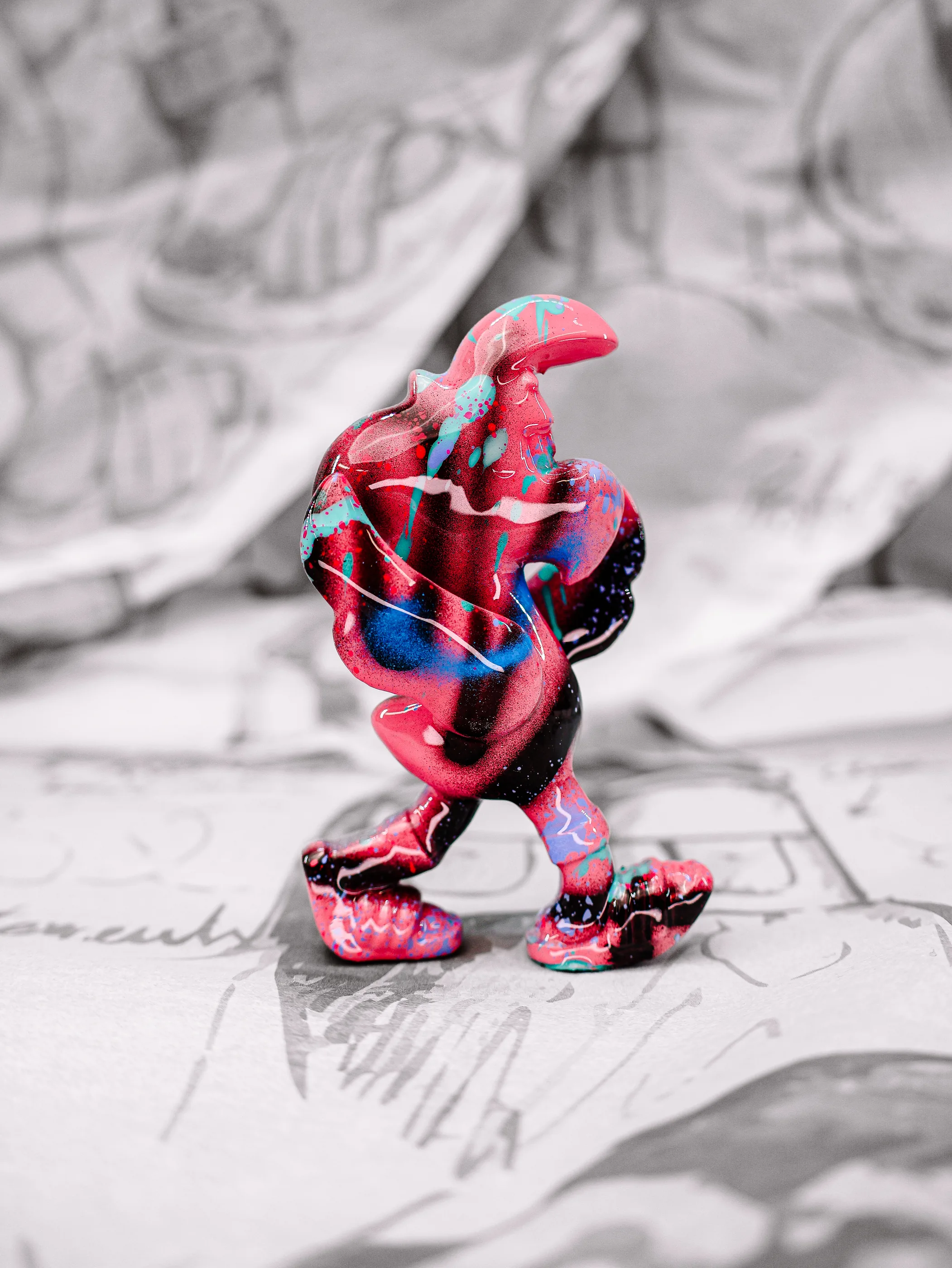 Mini Roger « Graffiti 2000 », exemplaire rose et noir, touches bleues et turquoise, vu de profil.