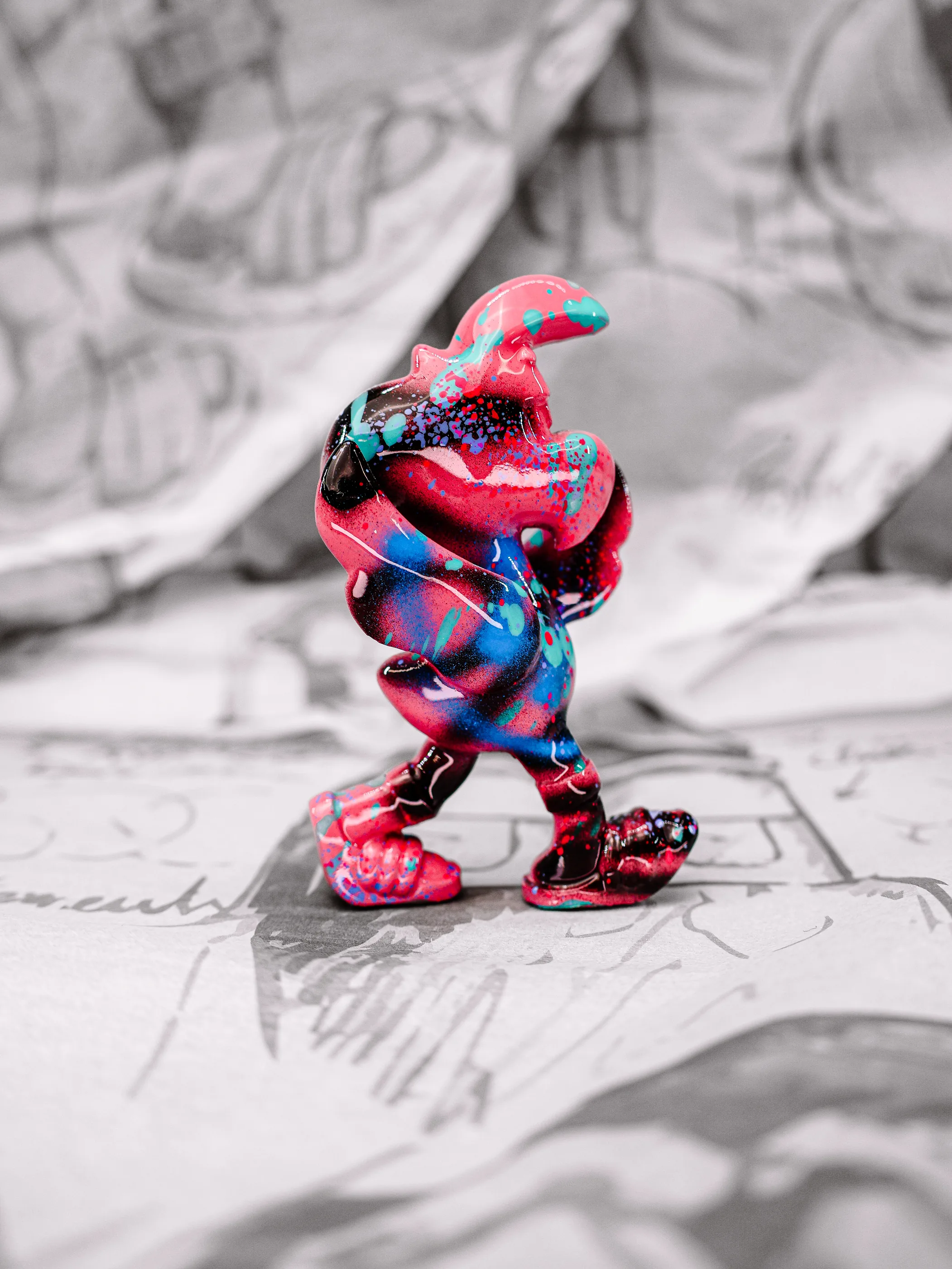 Mini Roger « Graffiti 2000 », exemplaire rose à large bande noire et bleue, vu de profil.