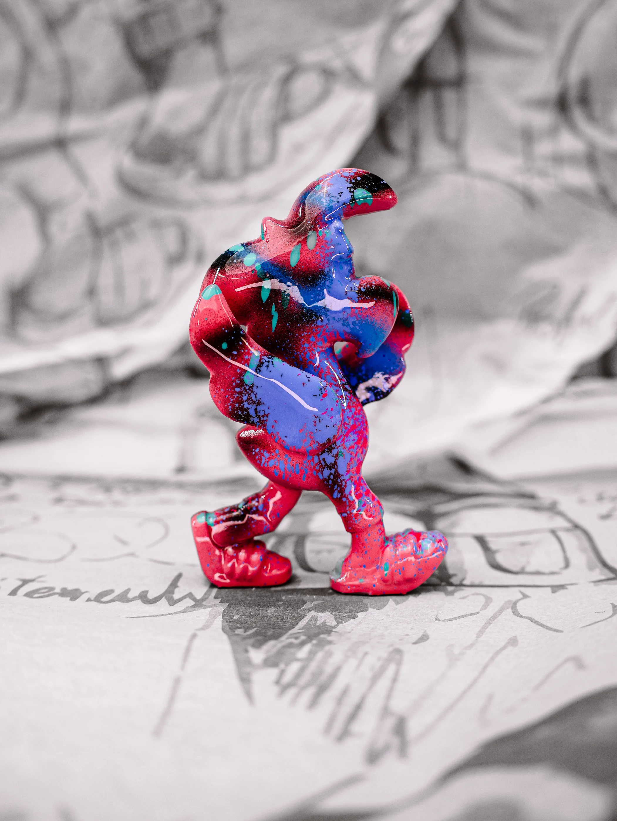 Mini Roger « Graffiti 2000 », exemplaire bleu violet et rose, touches turquoise, vu de profil.