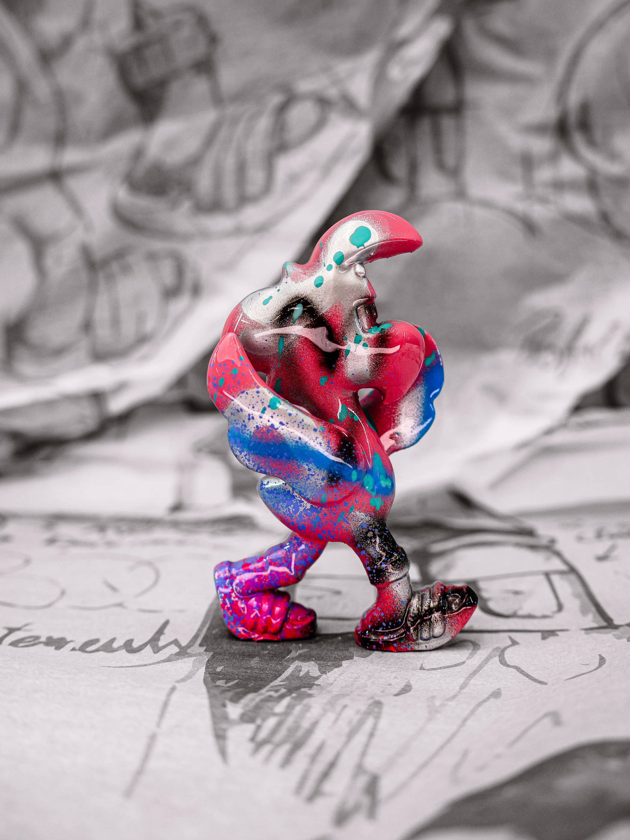 Mini Roger « Graffiti 2000 », exemplaire rose, argent et bleu, pieds violets, vu de profil.