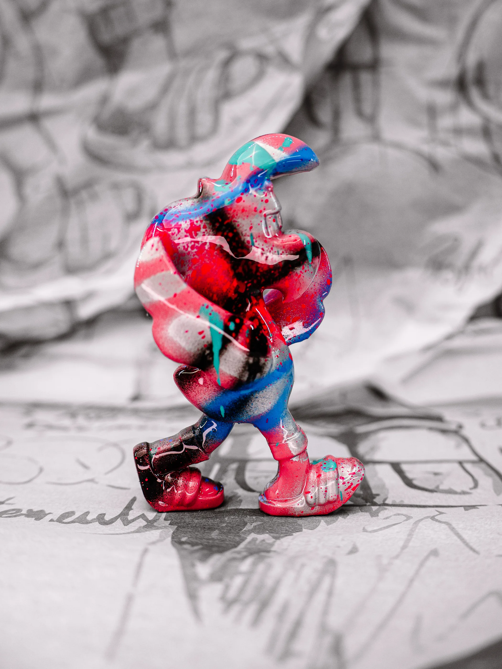 Mini Roger « Graffiti 2000 », exemplaire rouge rosé, noir et bleu, tête turquoise, vu de profil.