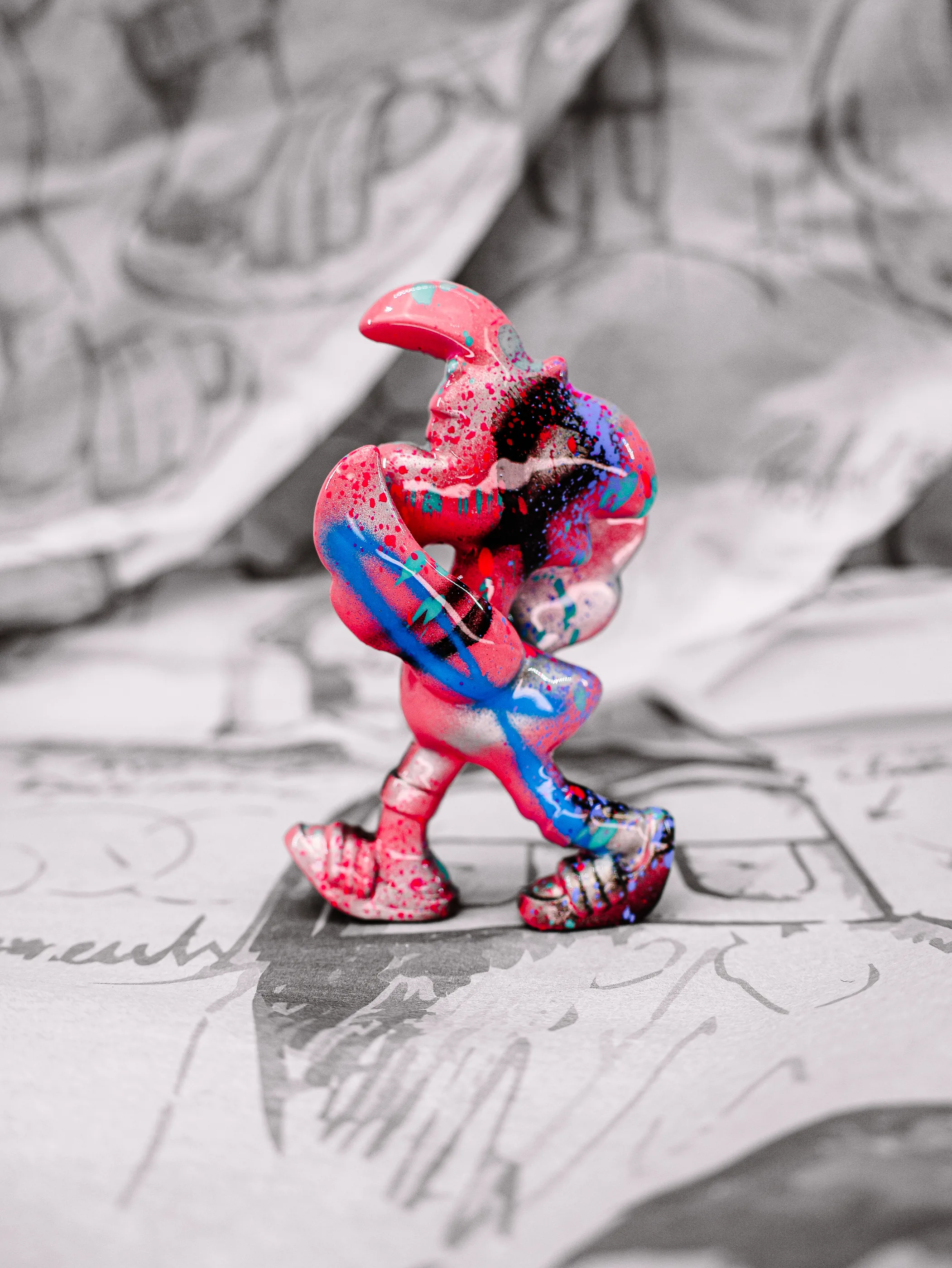 Mini Roger « Graffiti 2000 », exemplaire rose strié de bleu, mouchetis noirs, vu de profil.