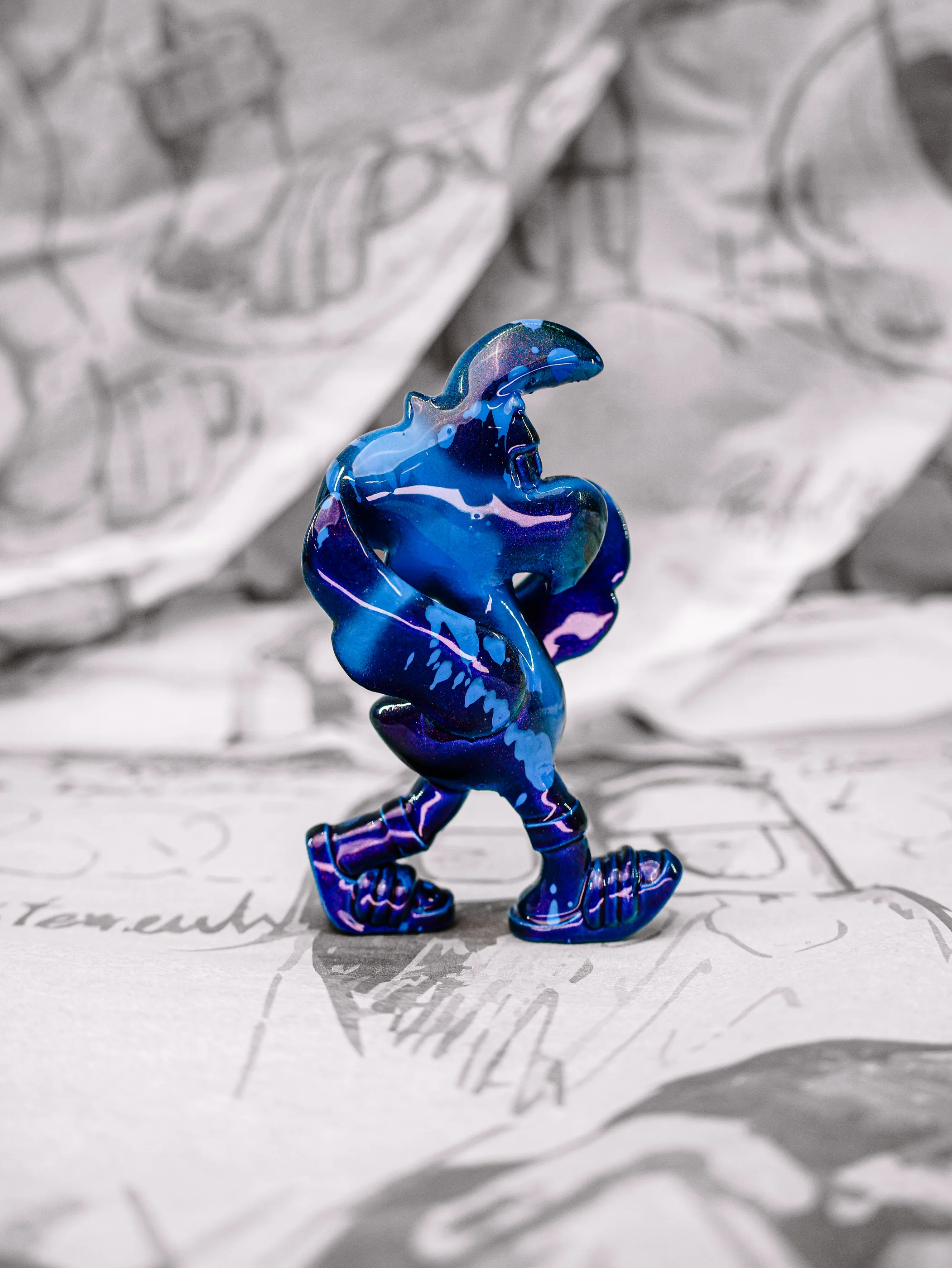 Mini Roger « Nuit bleue », exemplaire bleu roi et bleu nuit, reflets clairs, vu de profil.