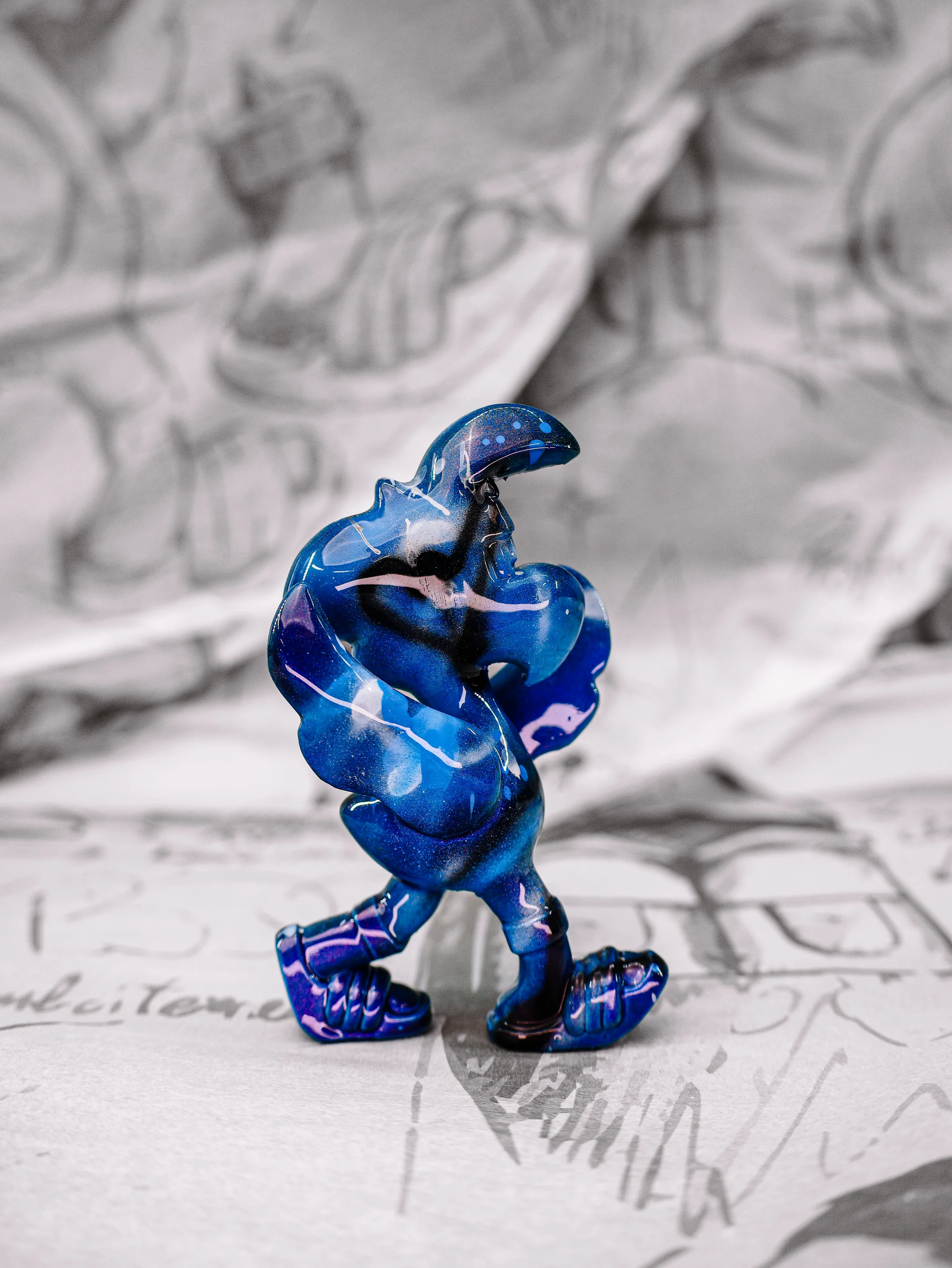 Mini Roger « Nuit bleue », exemplaire bleu marbré de noir, vu de profil.
