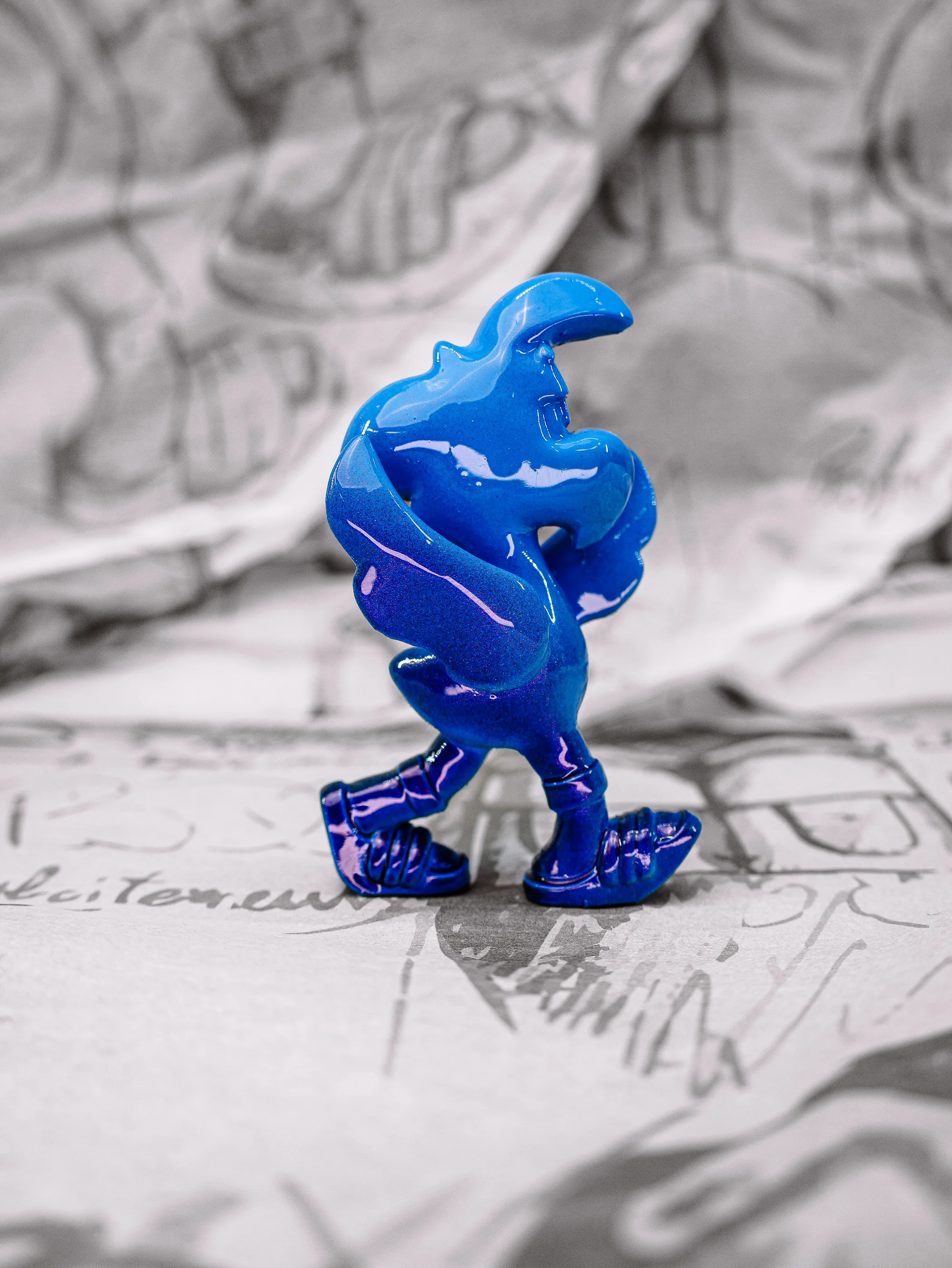 Mini Roger « Nuit bleue », exemplaire bleu ciel uni, pieds bleu nuit, vu de profil.