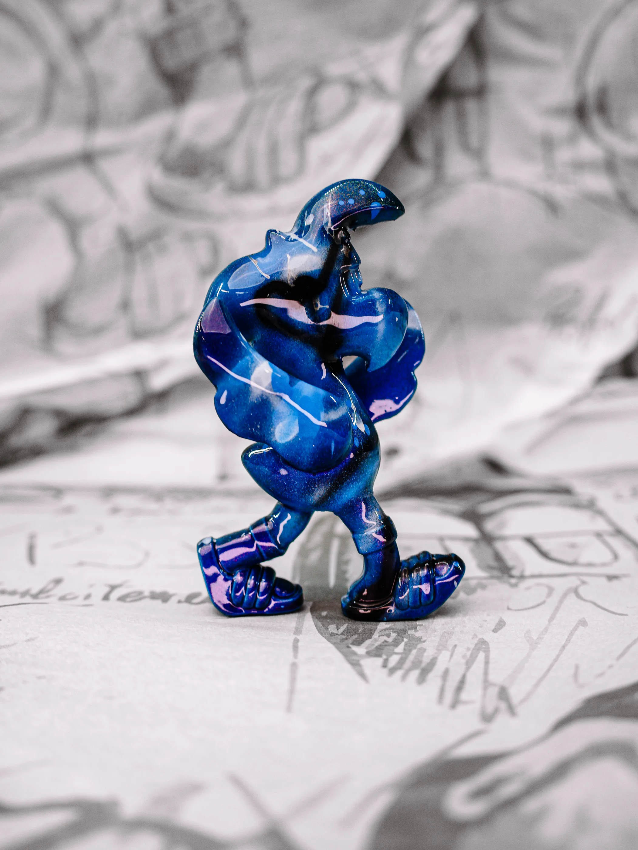 Mini Roger « Nuit bleue », exemplaire bleu nuit profond, vu de profil.