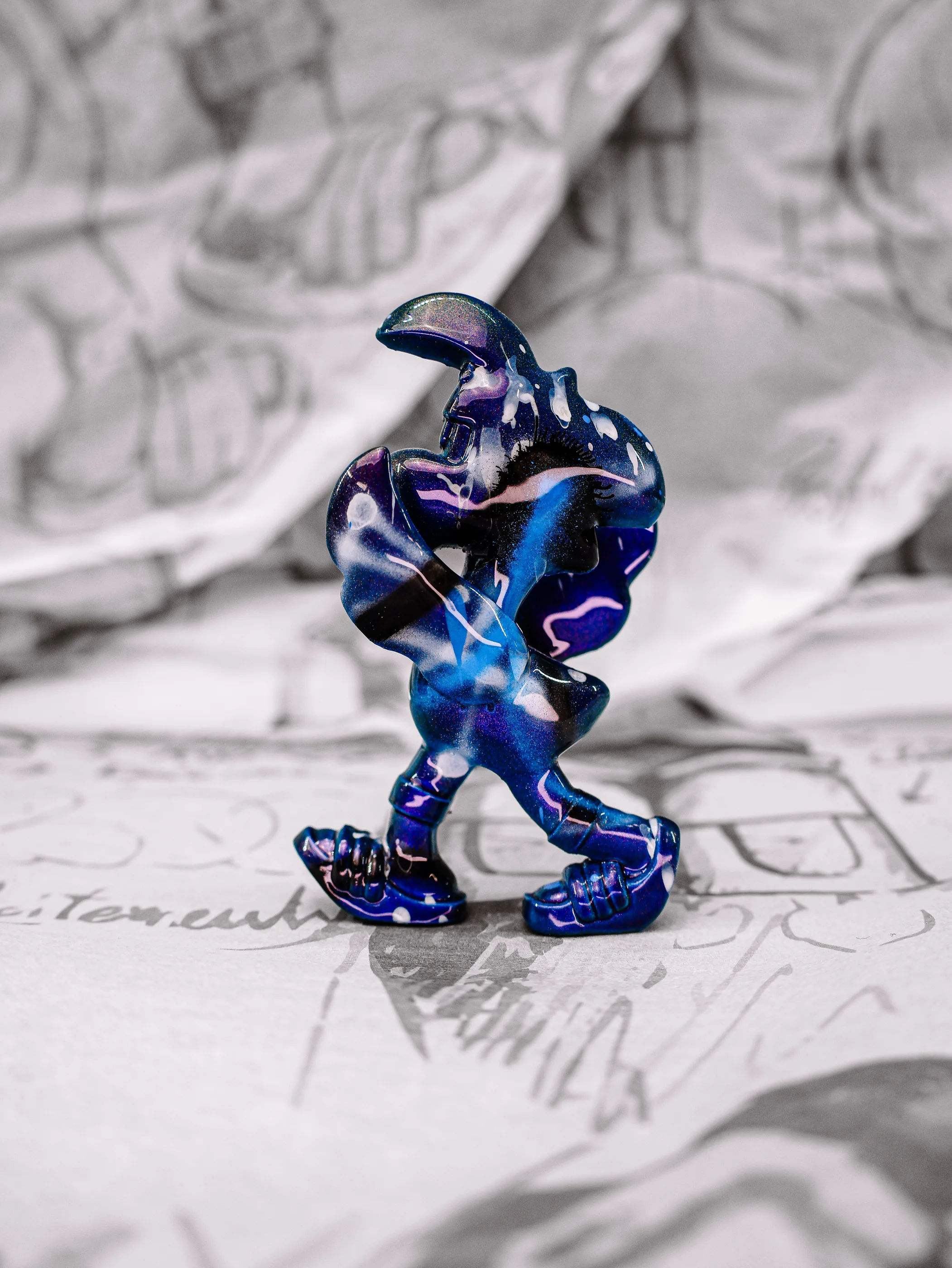 Mini Roger « Nuit bleue », exemplaire bleu nuit et noir, voilé de blanc, vu de profil.