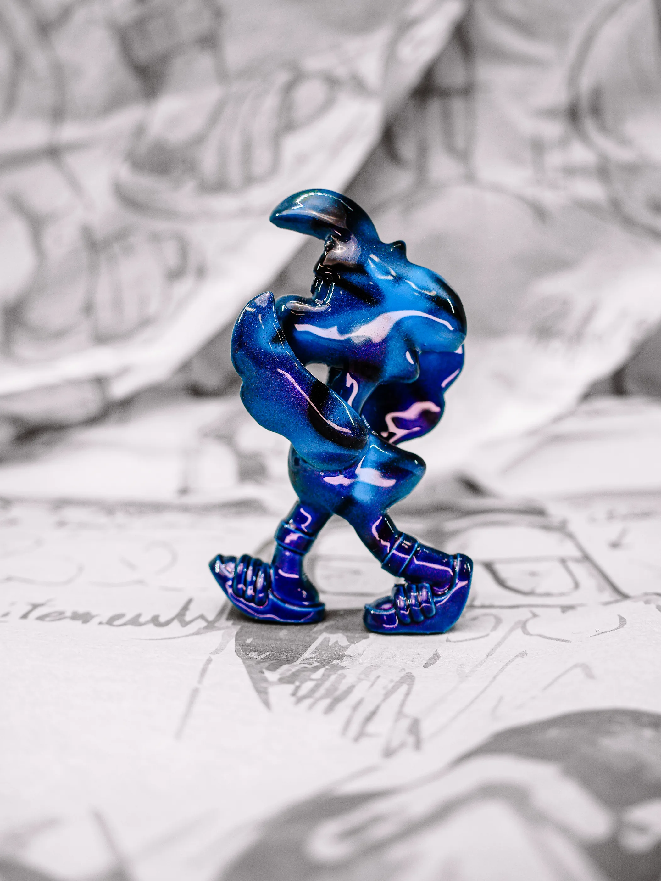 Mini Roger « Nuit bleue », exemplaire bleu roi marbré de bleu nuit, vu de profil.