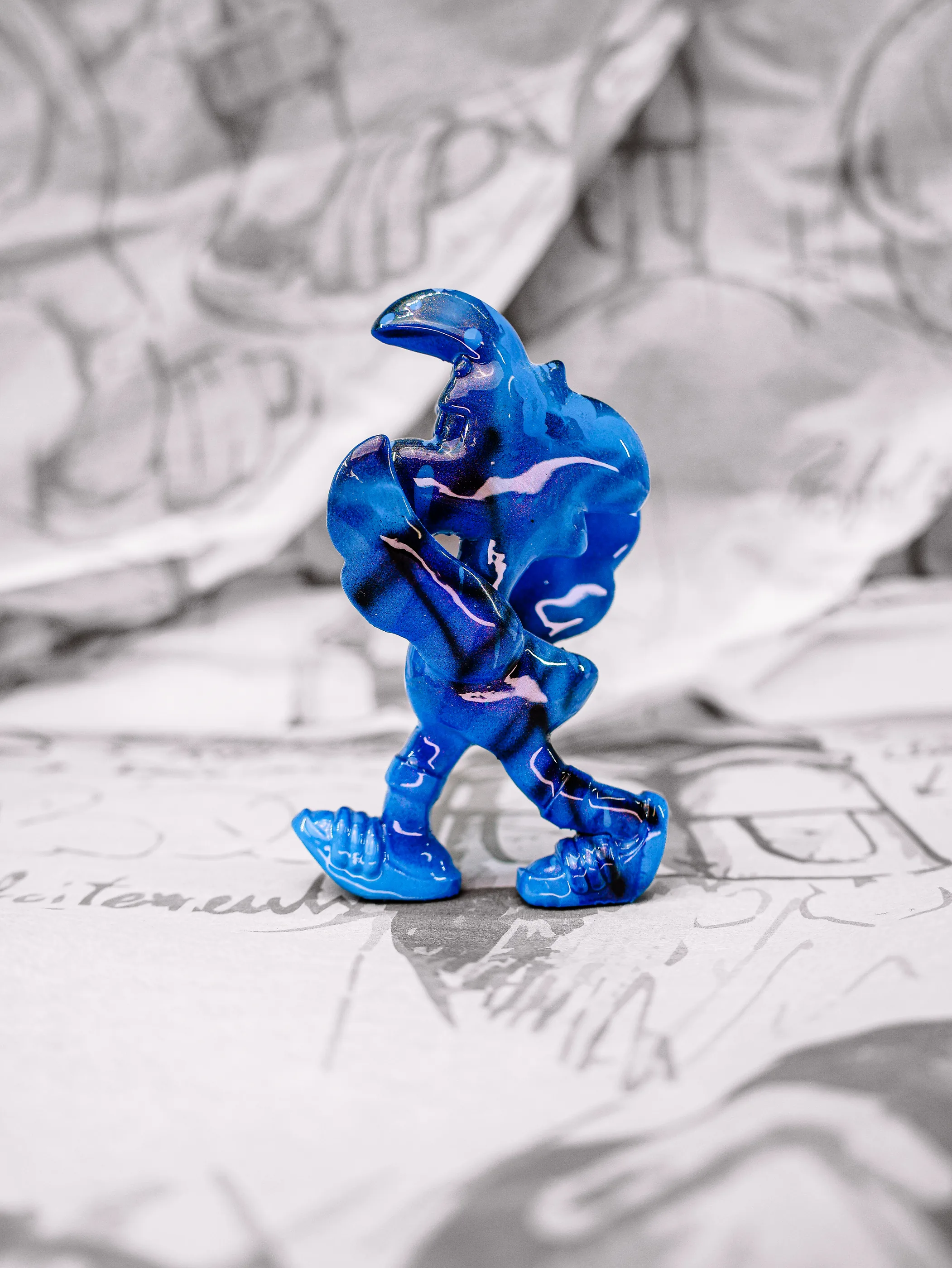 Mini Roger « Nuit bleue », exemplaire bleu clair strié de noir, vu de profil.