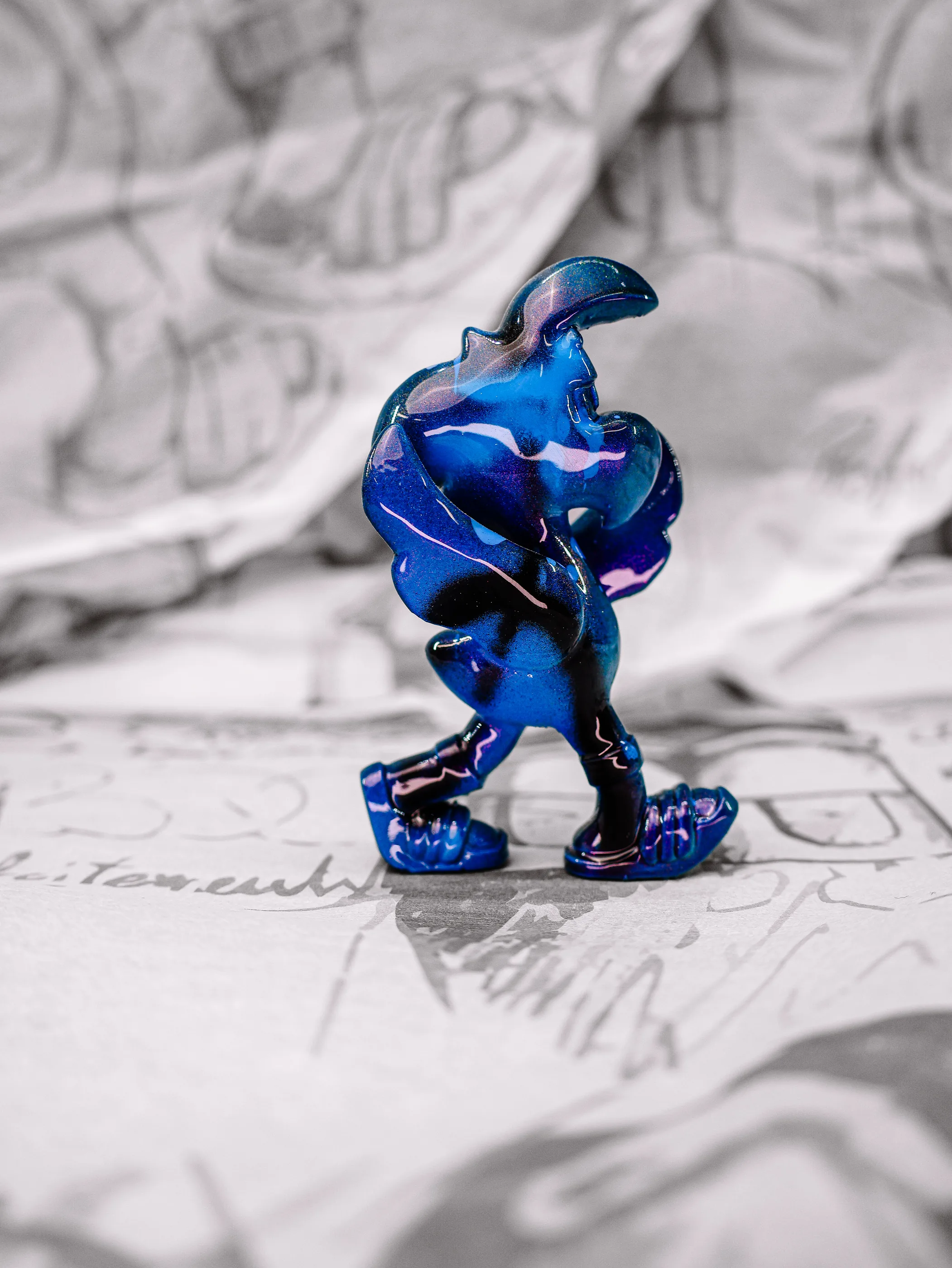 Mini Roger « Nuit bleue », exemplaire bleu roi aux coulures noires, vu de profil.
