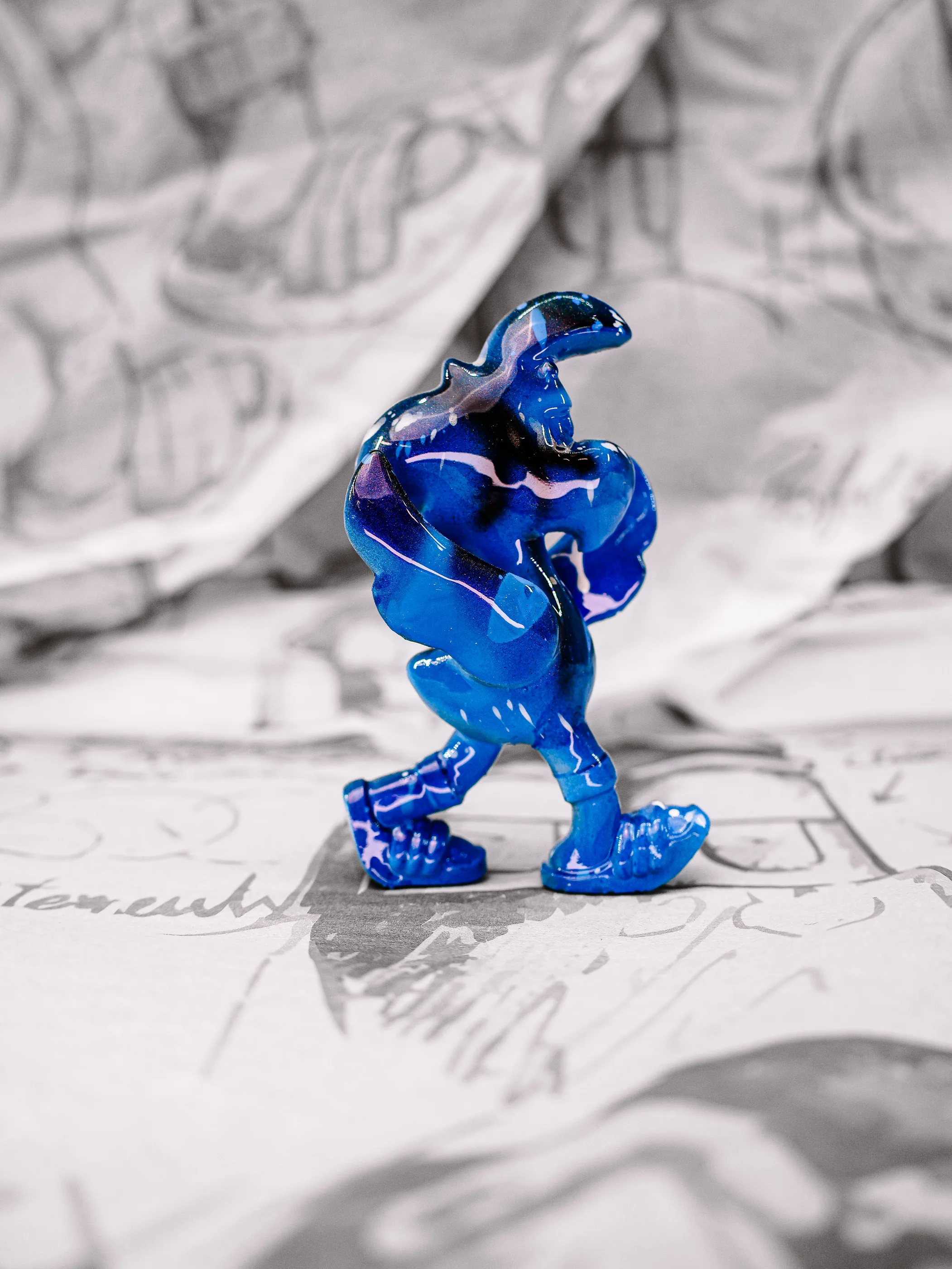 Mini Roger « Nuit bleue », exemplaire bleu roi et bleu ciel, vu de profil.