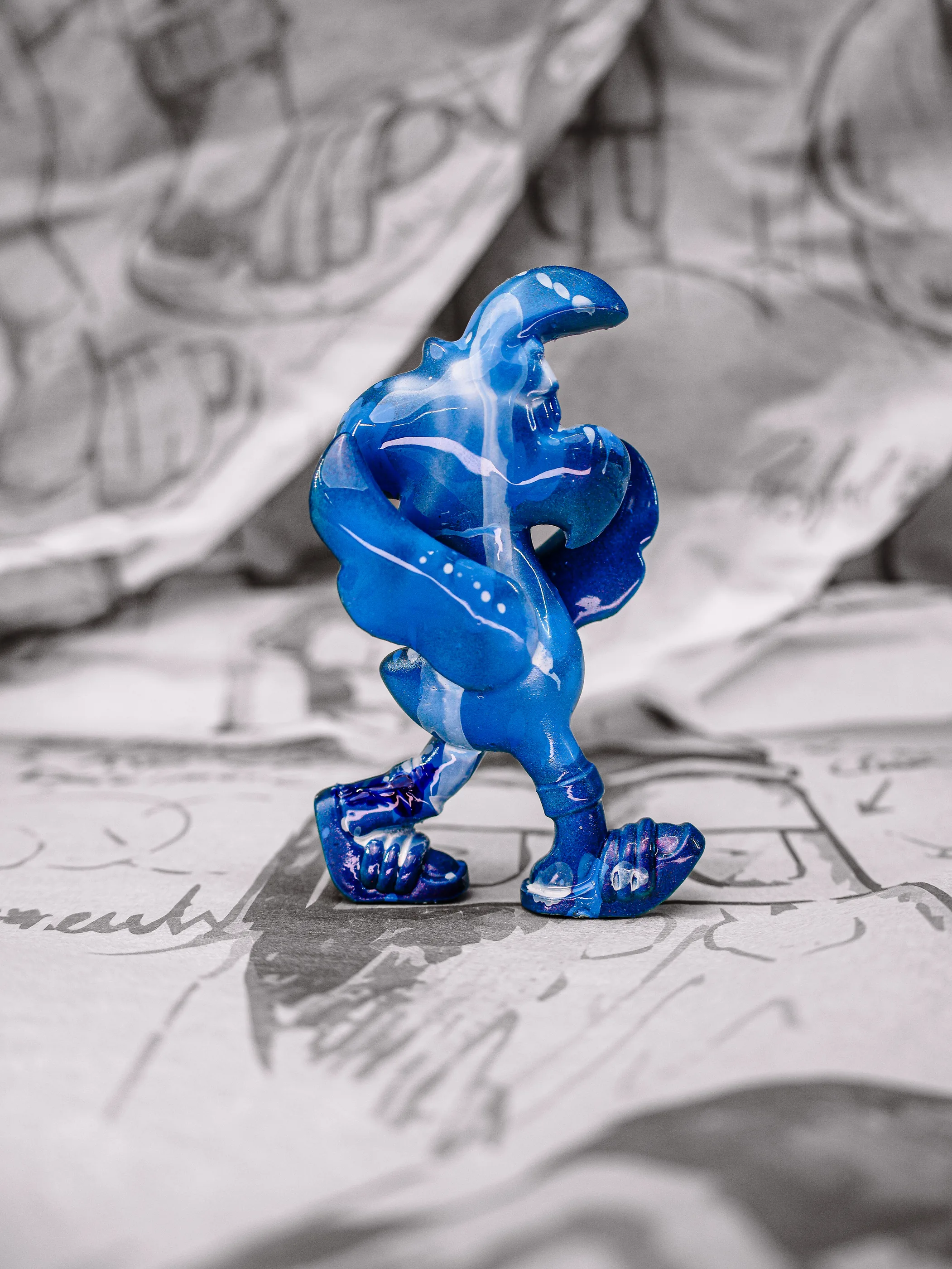 Mini Roger « Nuit bleue », exemplaire bleu ciel veiné de blanc, pieds bleu roi, vu de profil.